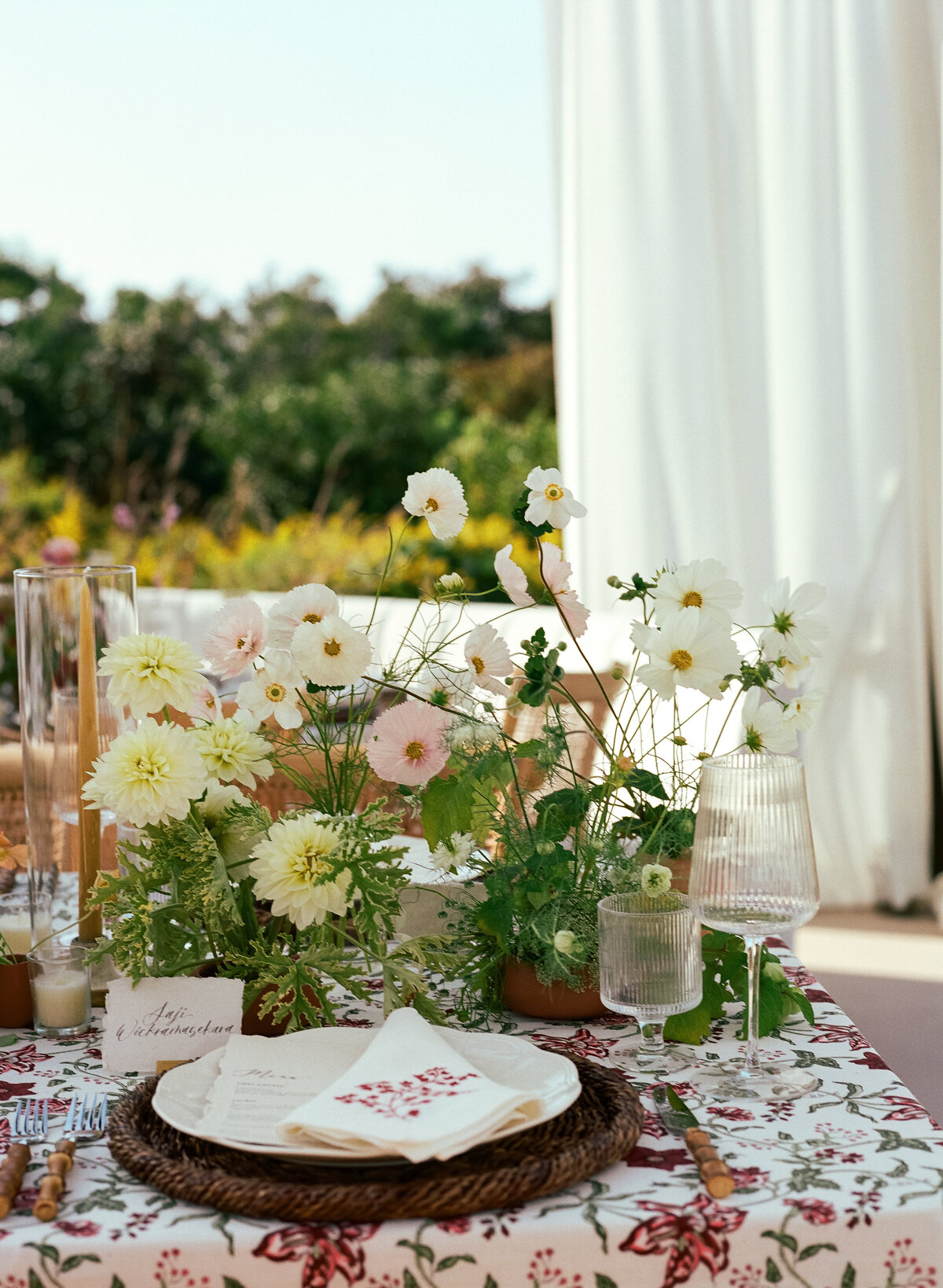 Marthas-vineyard-wedding-planner-kg-events-design-luxury-destination-weddings-private-events-corporate-events-aquinnah-ma-event-designer-outermost-inn-outdoor-tented-wedding-reception-black-frame-tent-35