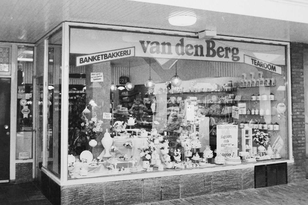 Banketbakkerij van den Berg aan de Passage in Waddinxveen