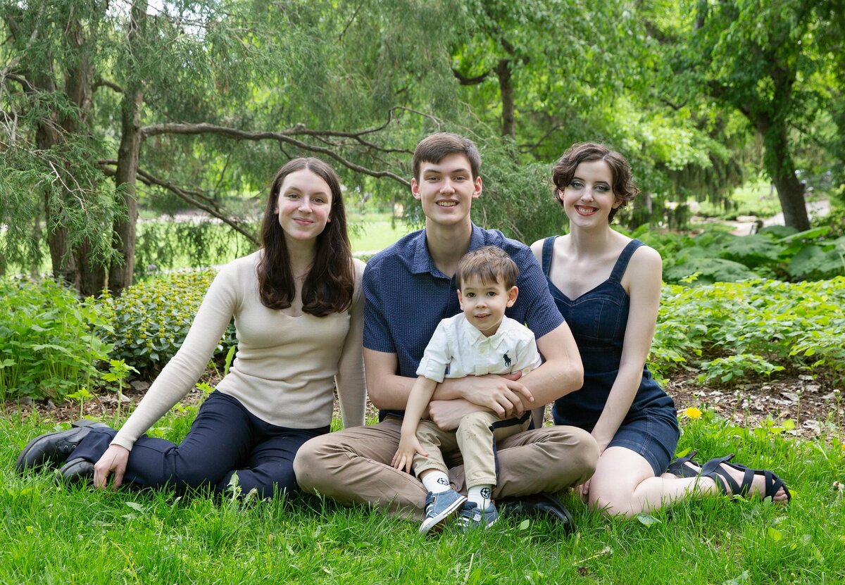 kids family picture in woodsy park