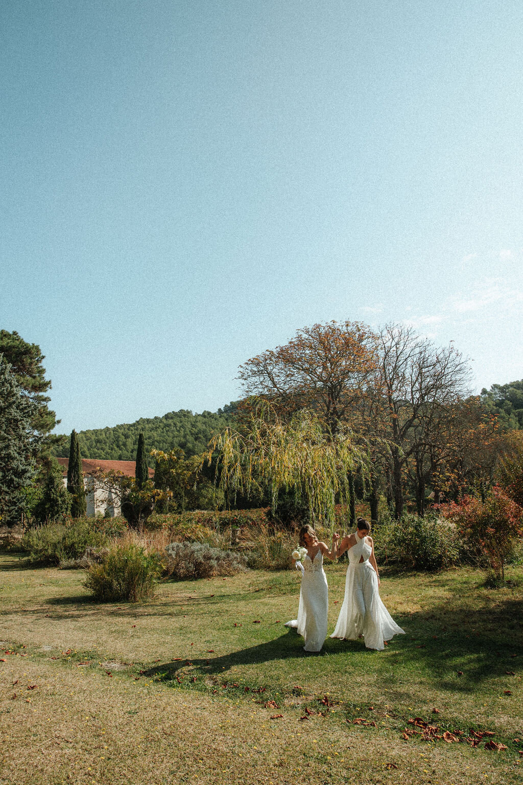 bride-and-bridesmaids-garden-chateau-d-agel6