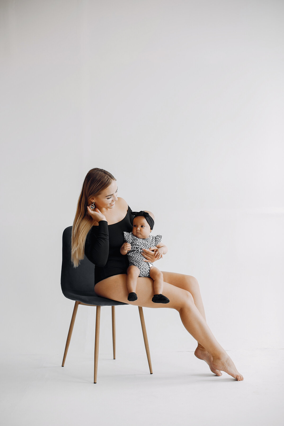 elegant-mother-with-cute-little-daughter (3)