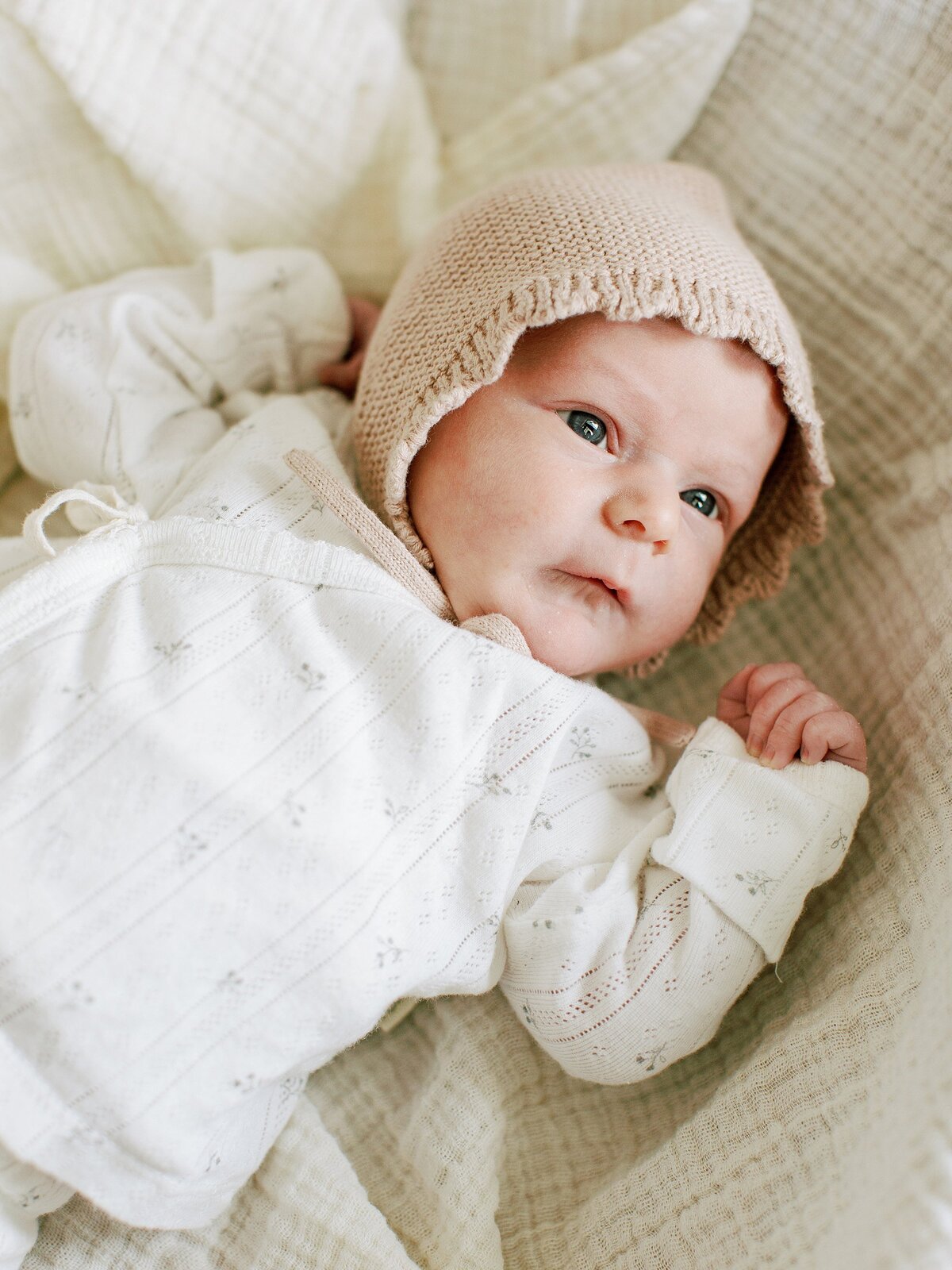 winter-newborn-photos-at-home-charlottesville-va-amy-nicole-photography-0016