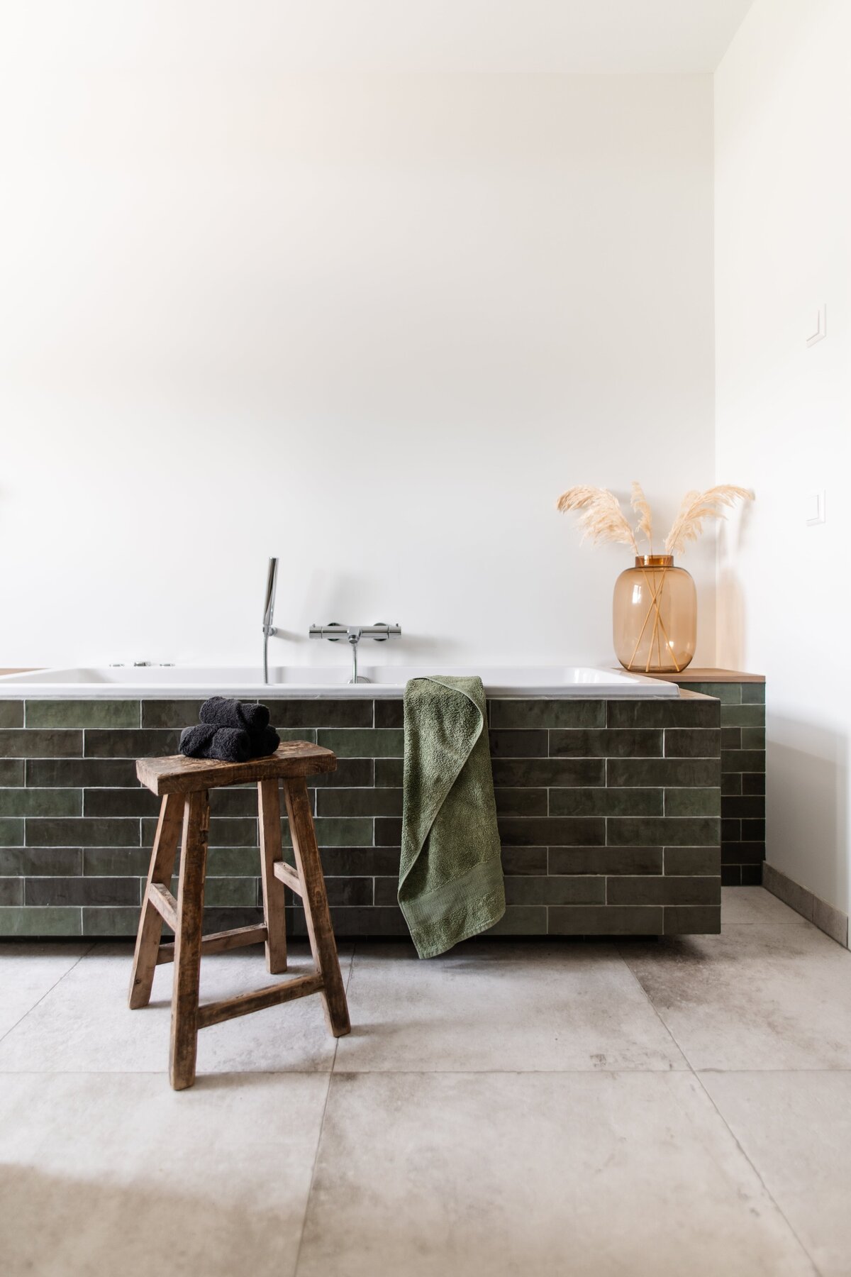 Interieurontwerp Woerden, Interieurontwerpstudio Woerden, Interieurontwerper Woerden, Interior design Woerden, Interieurstudio Woerden, Interieur ontwerpen Woerden, Interieur ontwerp Woerden, Interieurinrichting Woerden, Interieurstylist Woerden, interieurdesign Woerden, Interieuradvies Woerden, Badkamer Woerden, Keukenontwerp Woerden, Kookeiland Woerden, Toilet Woerden, Arte Behang, Ronde spiegels Woerden, Groene tegels, Zwarte tegels