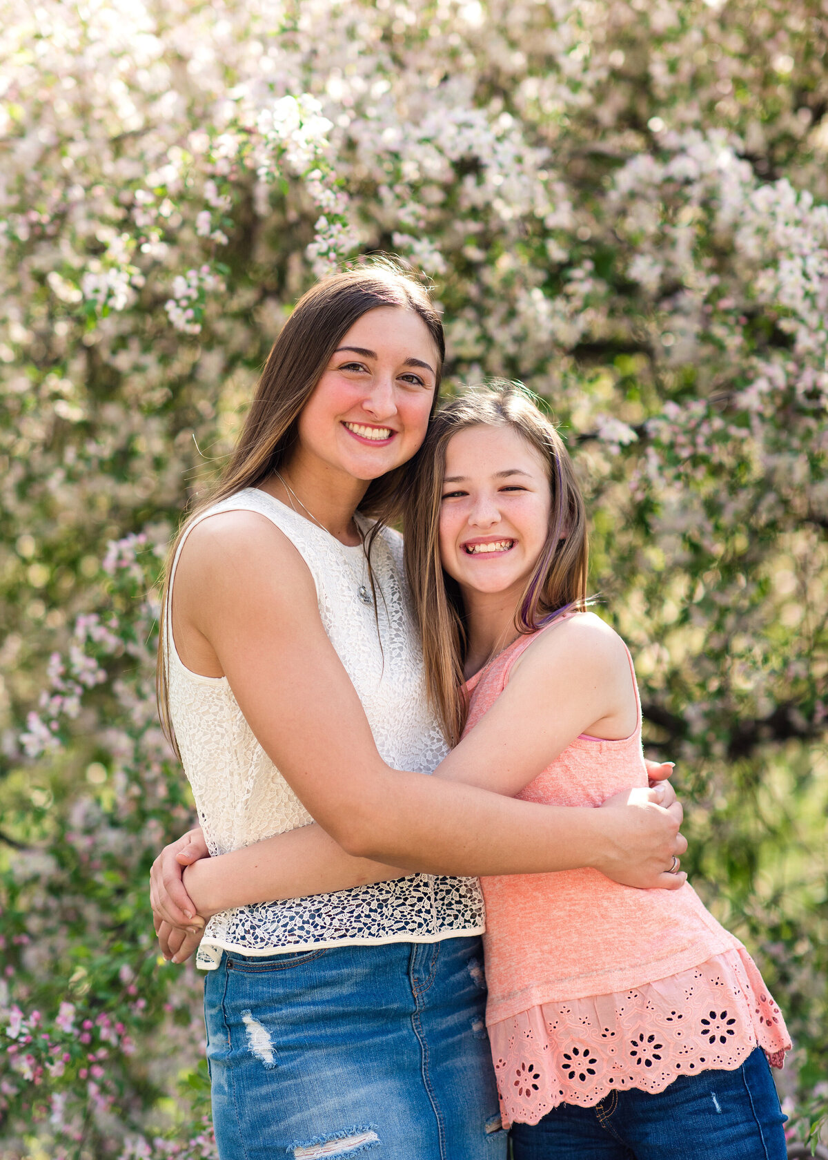 Des-Moines-Iowa-Family-Photographer-Theresa-Schumacher-Photography-Spring-Sisters-Flowers
