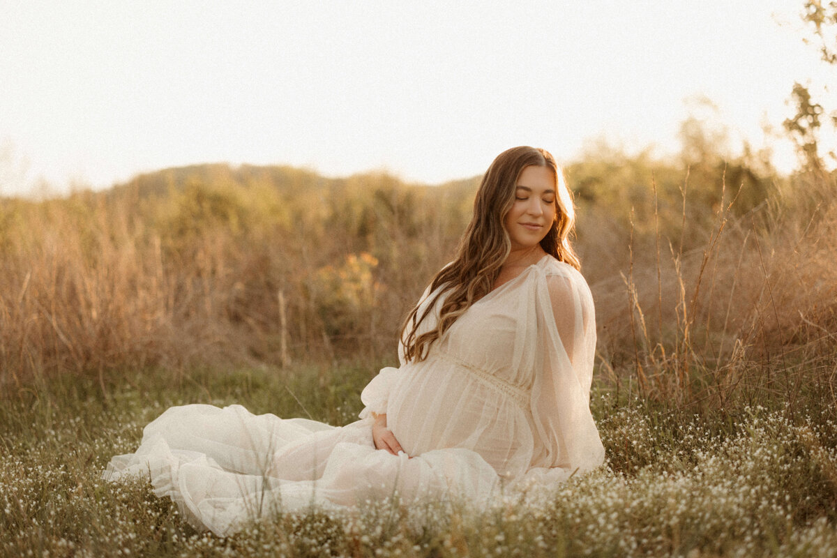 pregnany mom getting maternity photos done in a flower field in nashville tennessee 