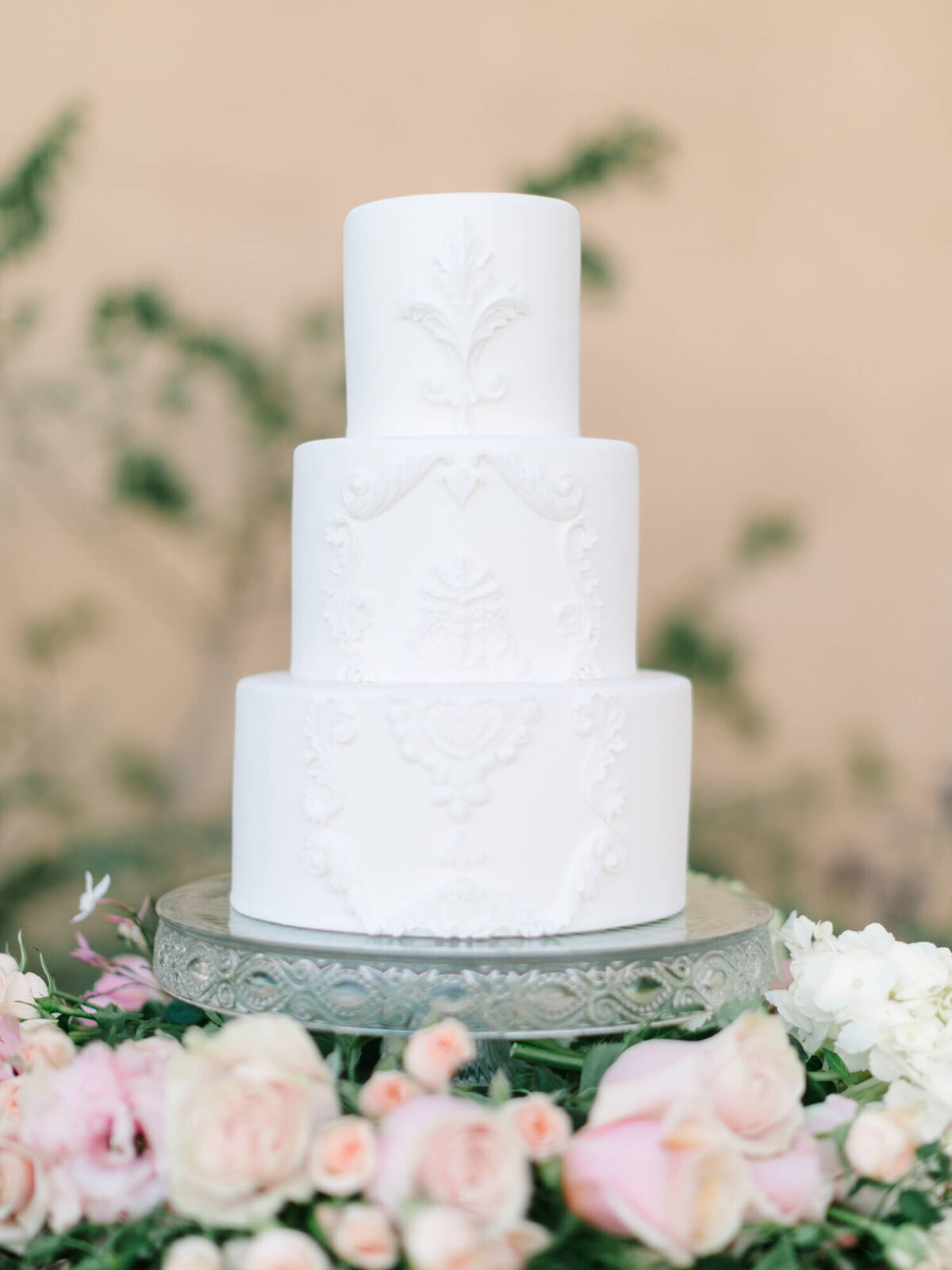 classic 3-tier wedding cake with minimal elegant decoration