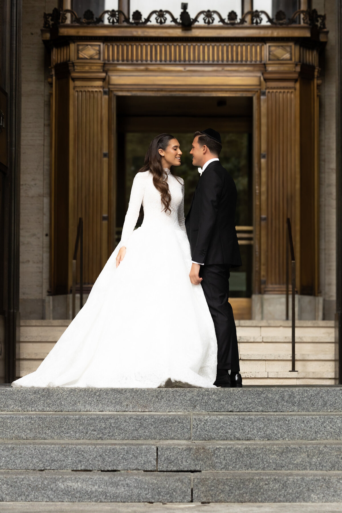 Photographie de mariage Montréal Vieux Port Couple de jeunes mariés