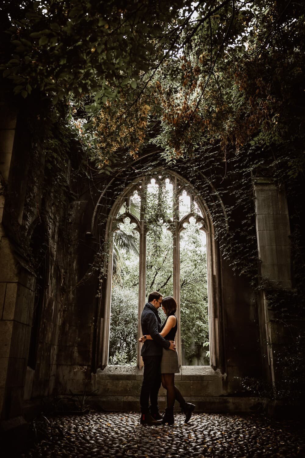 London-engagement-photographer-image-of-couple-kissing-st-dunstan-in-the-east-garden-church