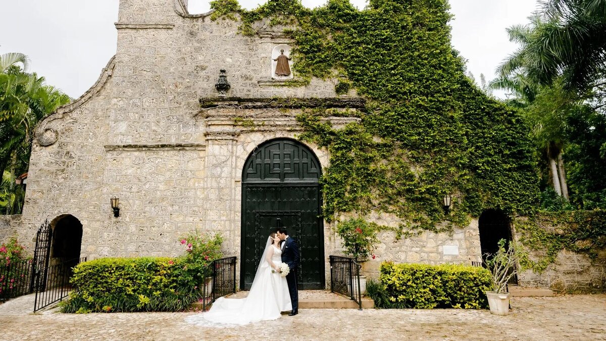 Elegant wedding at Villa Woodbine in Coconut Grove, Miami, captured by Claudia Amalia Photography, a top Miami wedding photographer