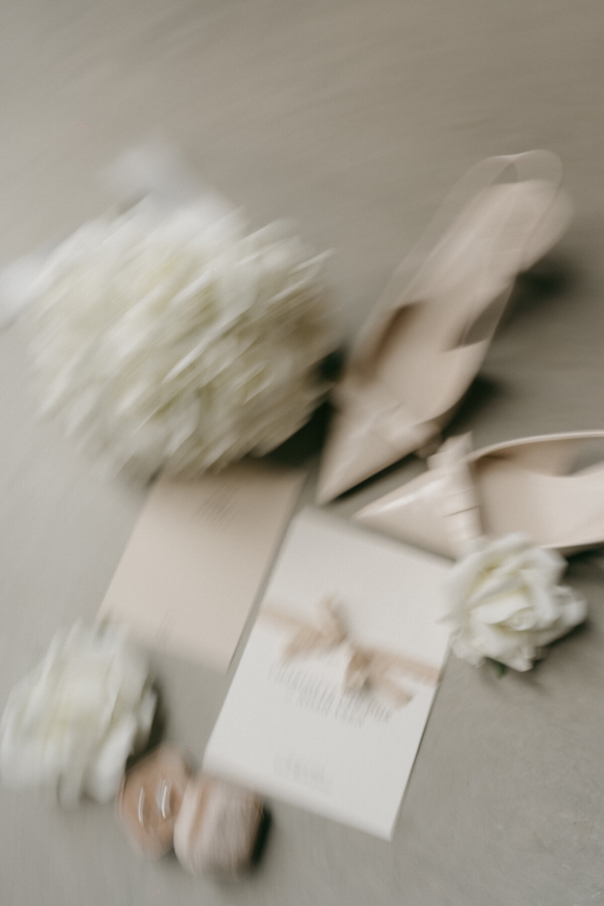 Blurry editorial foto van schoenen en ringen