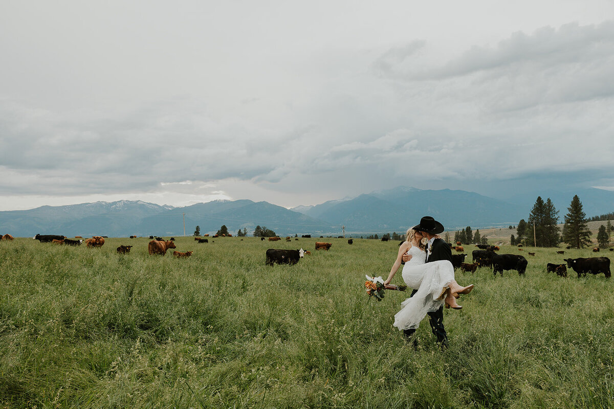 presley-gray-cowboy-luxury-montana-wedding-8966