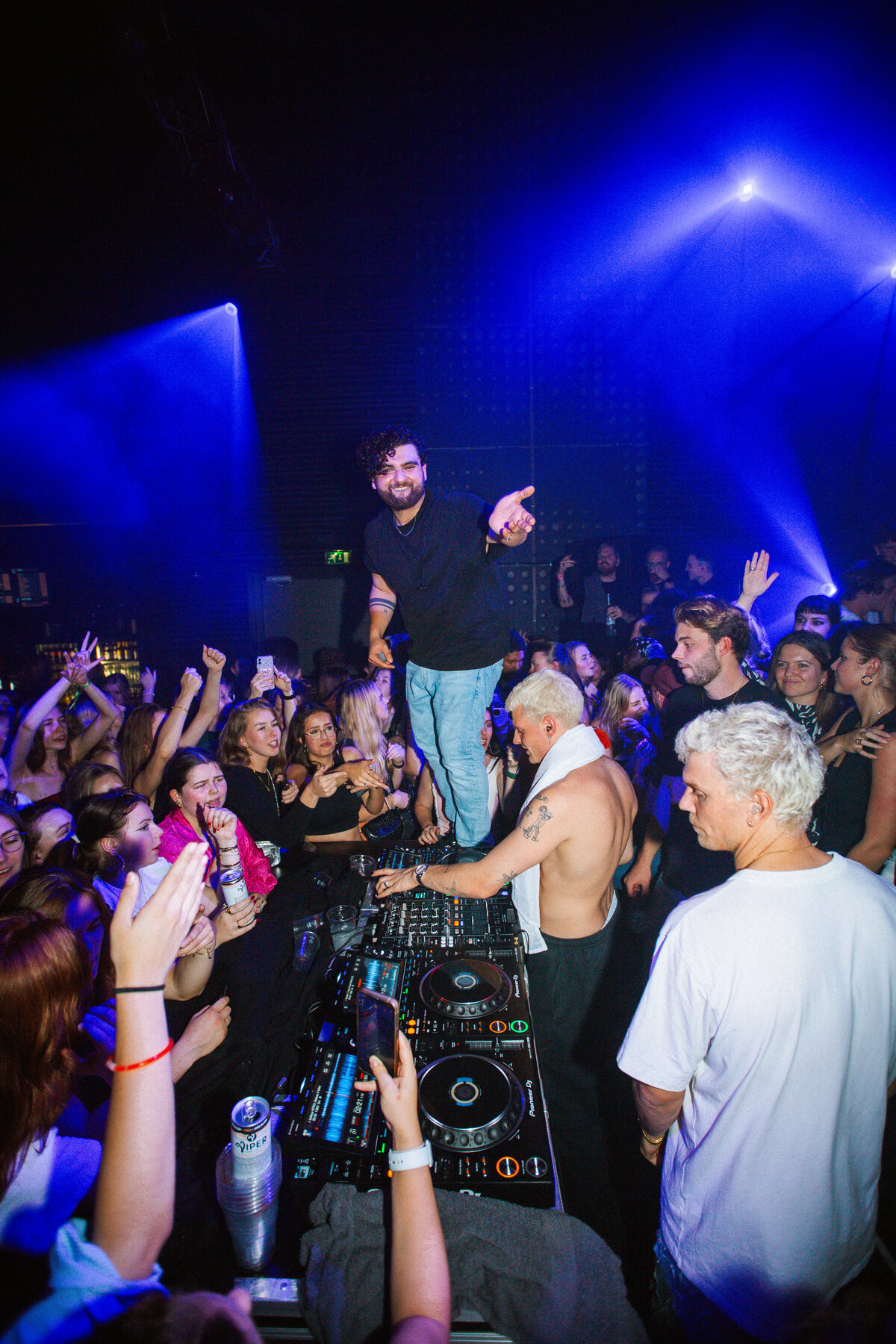 Bo Eppink captures the energy of Sam Hofman's performance, surrounded by fans eager to join the moment.