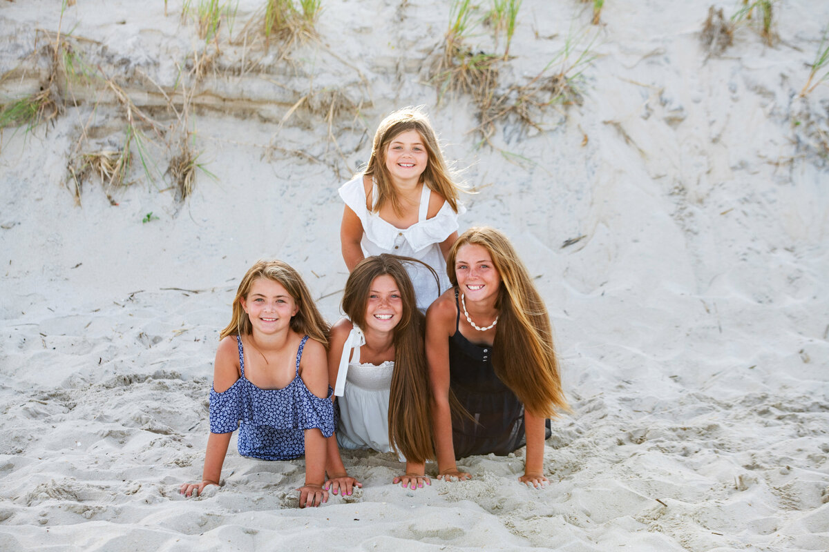 siblings_sisters_on_beach