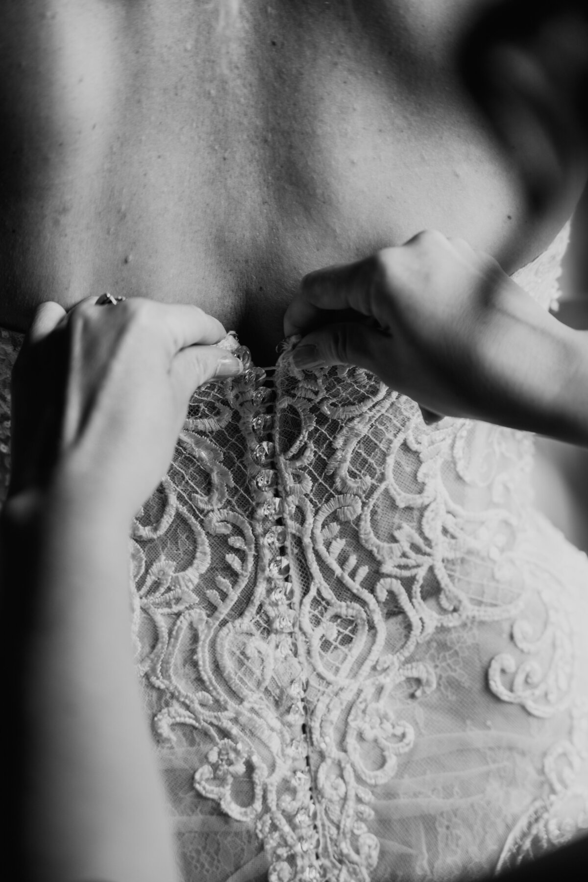 Bride’s lace veil with intricate embroidery