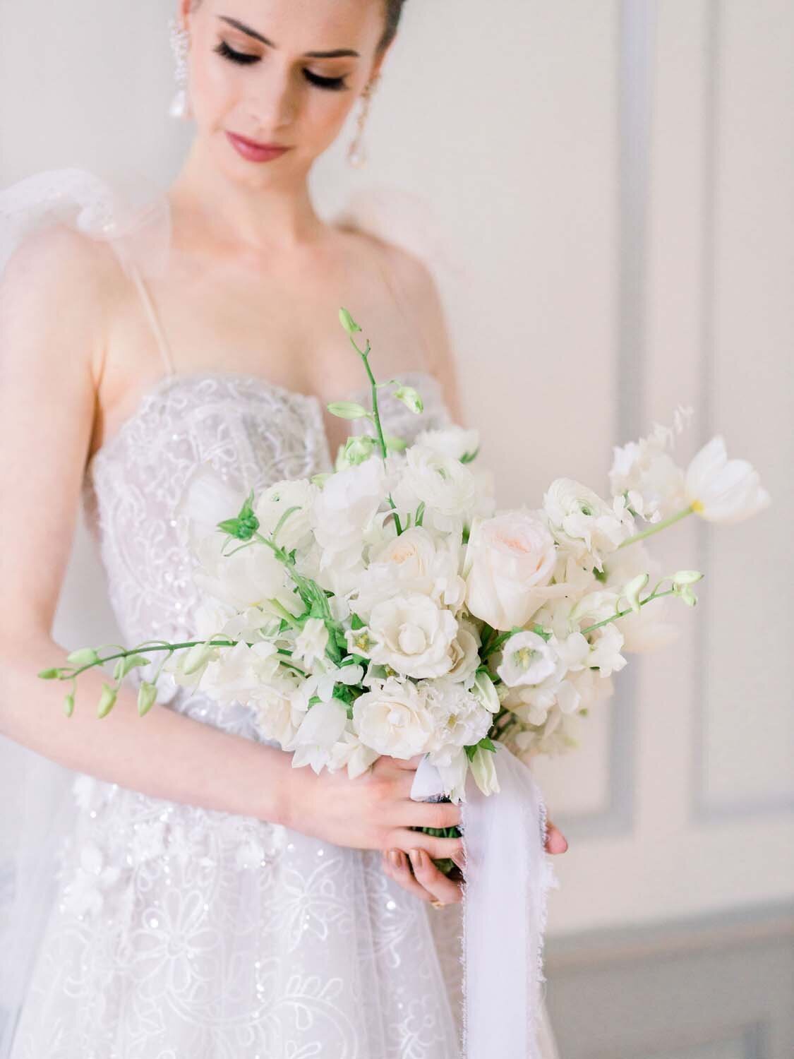 Parisian couture wedding in Black and White at chateau de Bonaventure Paris Veronique Lorre floral designer Aude lucas15