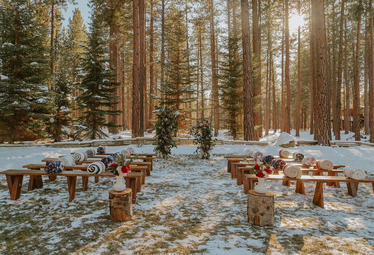 winter-snow-wedding-five-pine-lodge-oregon-venue-february-sun-colorful-western-chic-fur-blankets-candles01236
