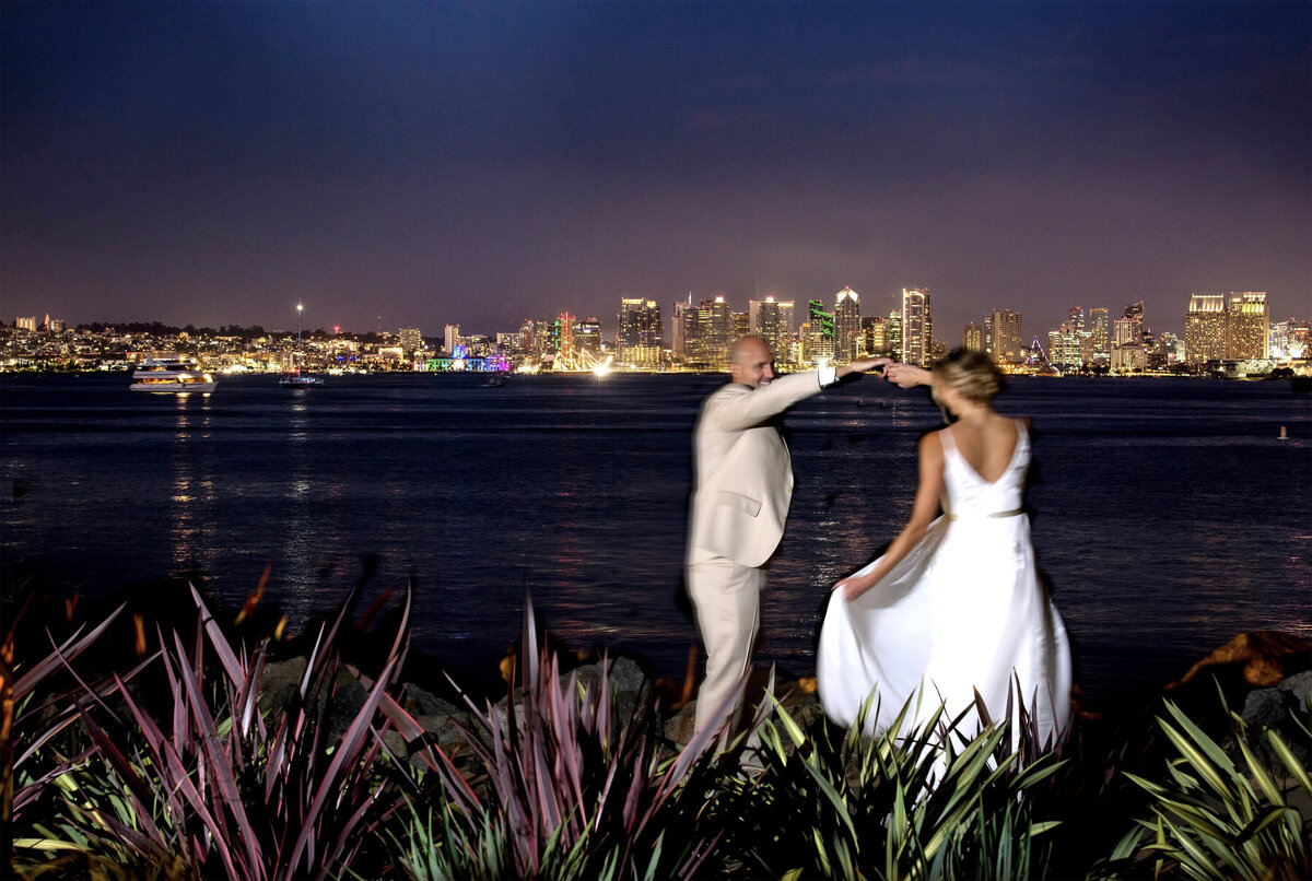 san-diego-skyline-wedding-photo-couple-dancing-night