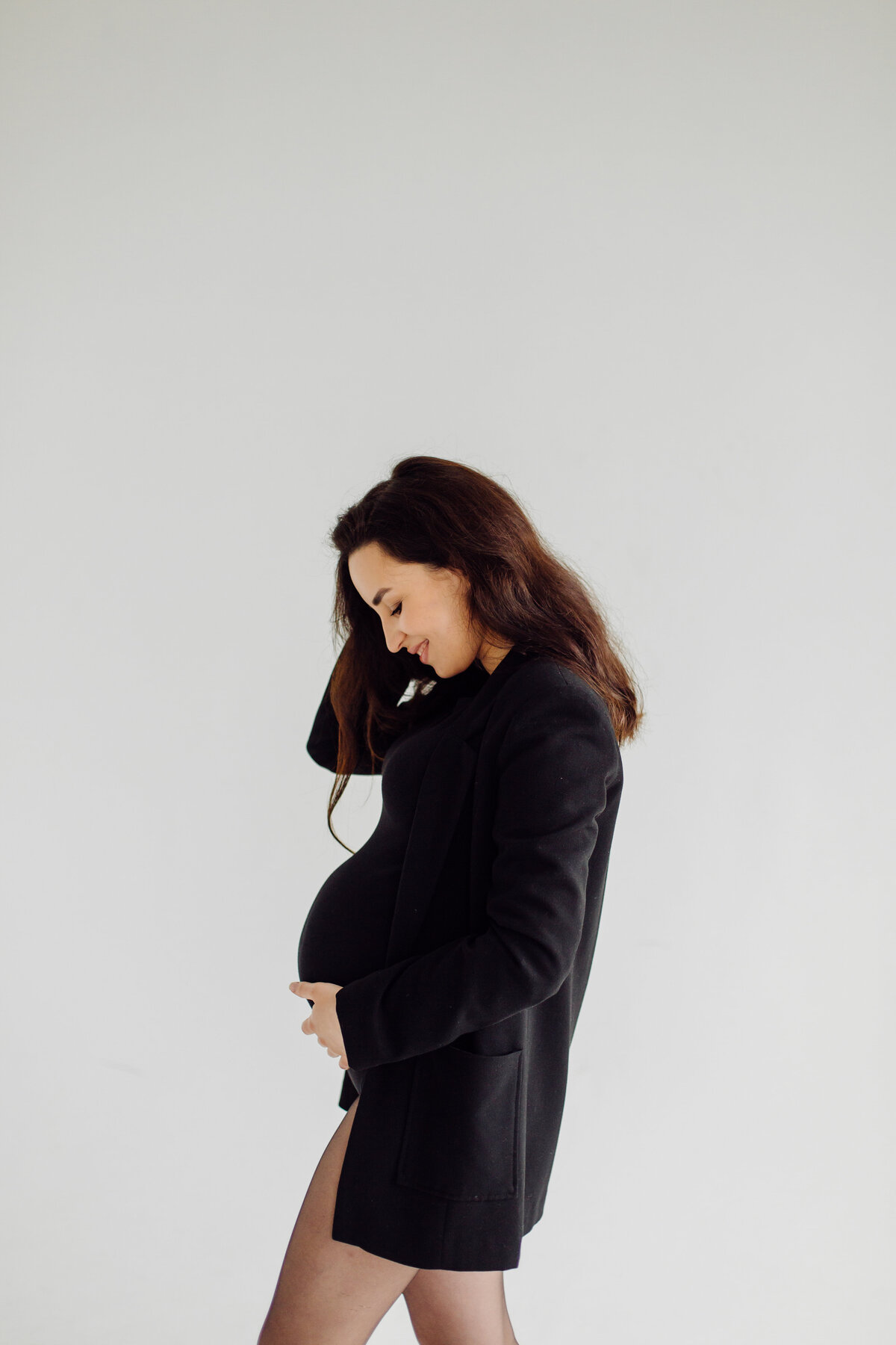 beautiful-young-pregnant-woman-posing-studio-dress