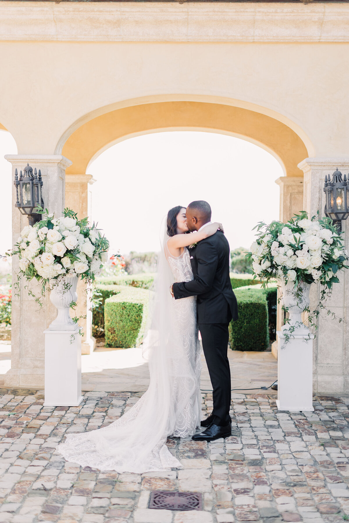 431_Ekpre_Olomu_Hidden_Castle_Estate_Wedding_Rancho_Santa_Fe_California_Devon_Donnahoo_Photography