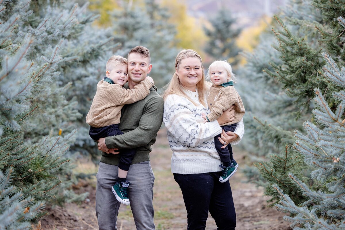 Utah-County-UT-Christmas-Tree-Farm-Mini-Session-Magnolia-and-Grace-Photography-Co-AshbyilyinJ-# (1)-6
