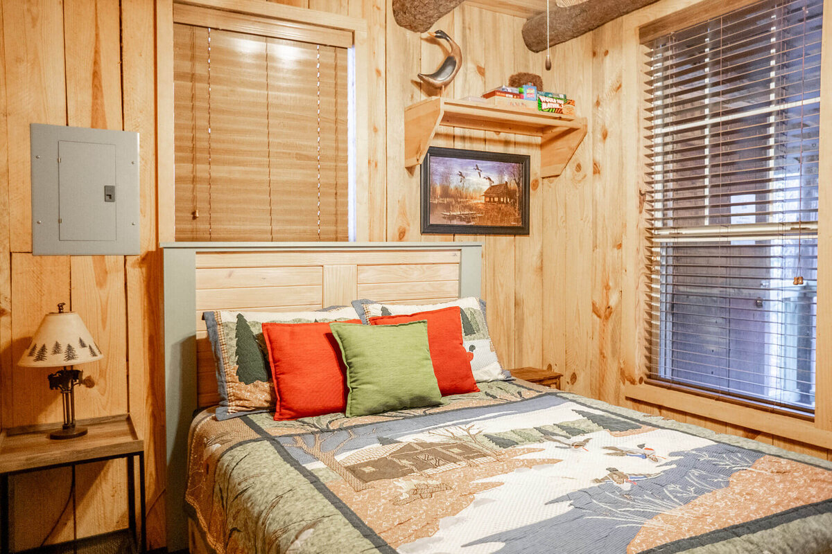 Queen size bedroom with rustic cabin touches