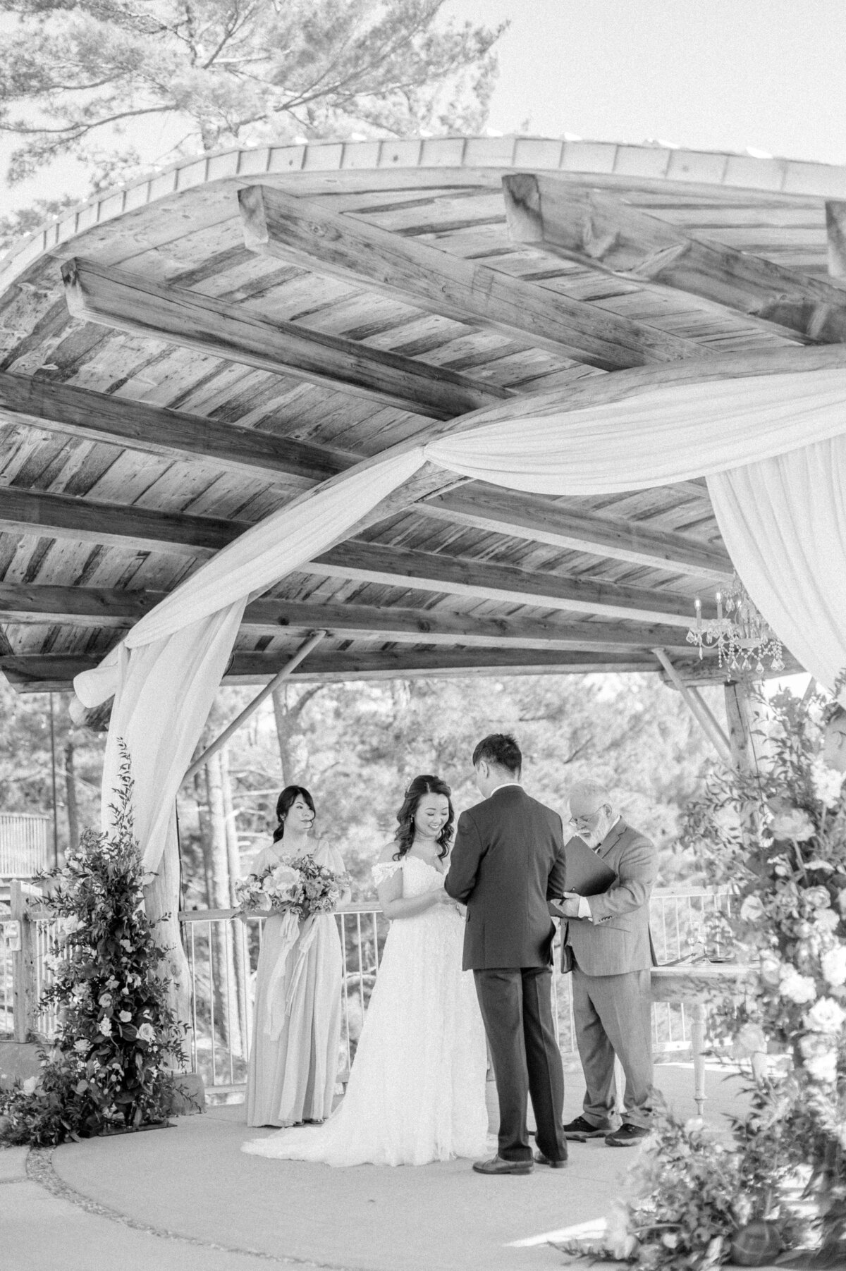 Le Belvedere-Bright-Spring-Floral-Wedding-Photography-by-Emma 45