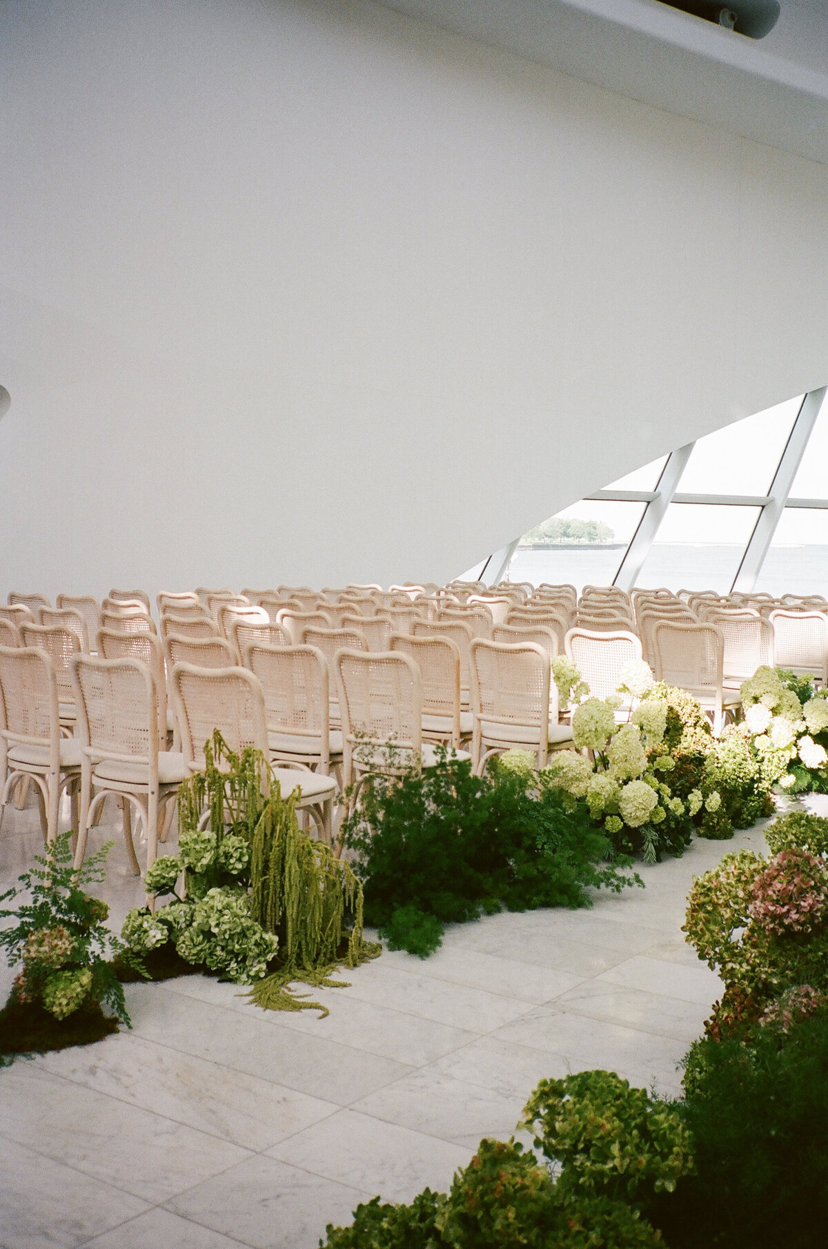 Summer Wedding at The Milwaukee Art Museum - L+A_WLP-0014-3