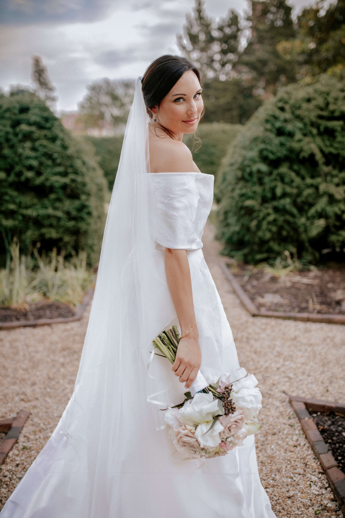 elegant-bride-bouquet-garden
