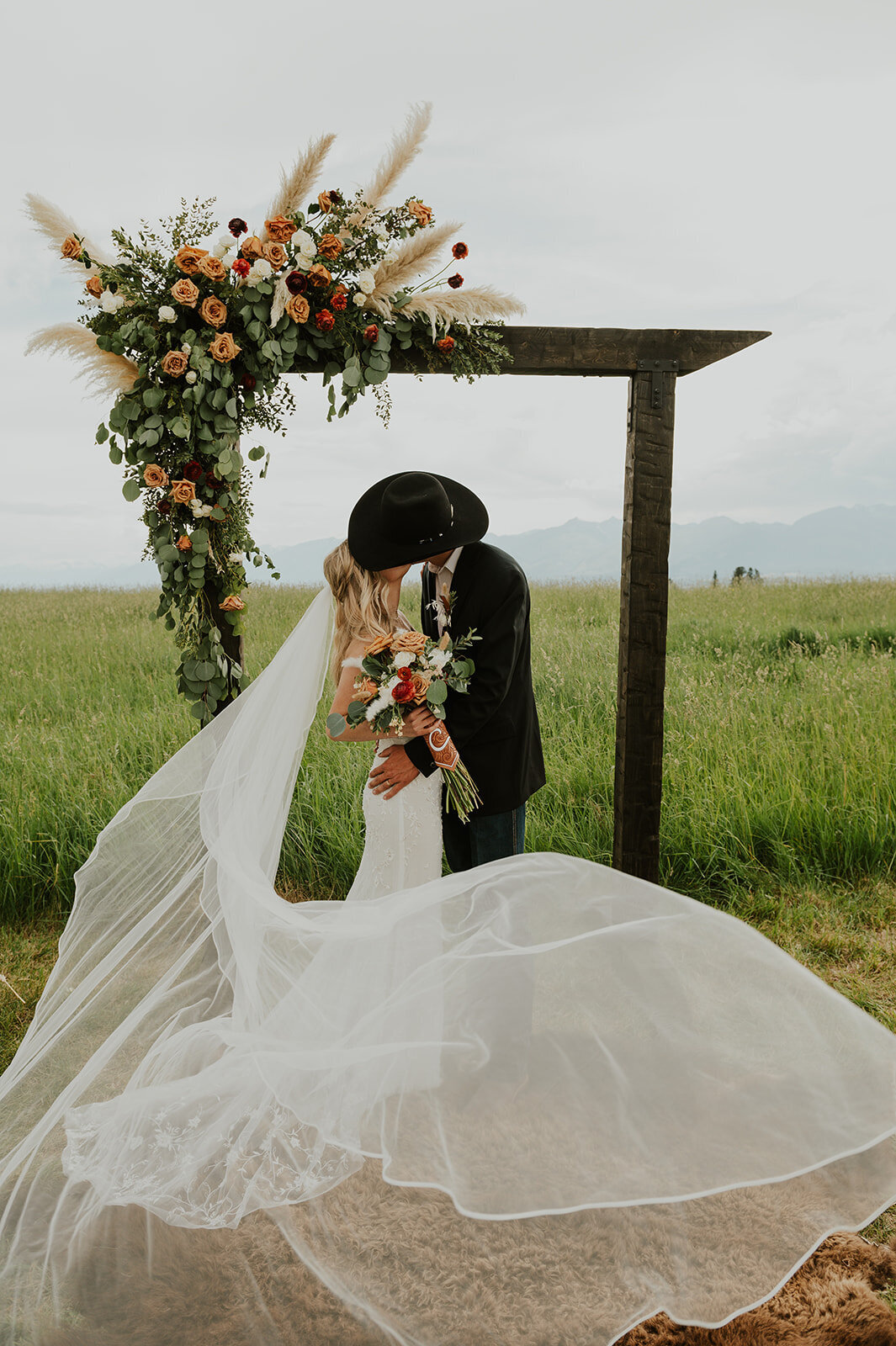 presley-gray-cowboy-luxury-montana-wedding-2369