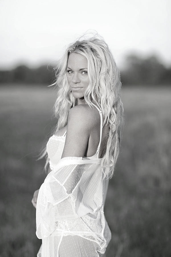 boudoir-photography-austin-texas-stephanie-bw