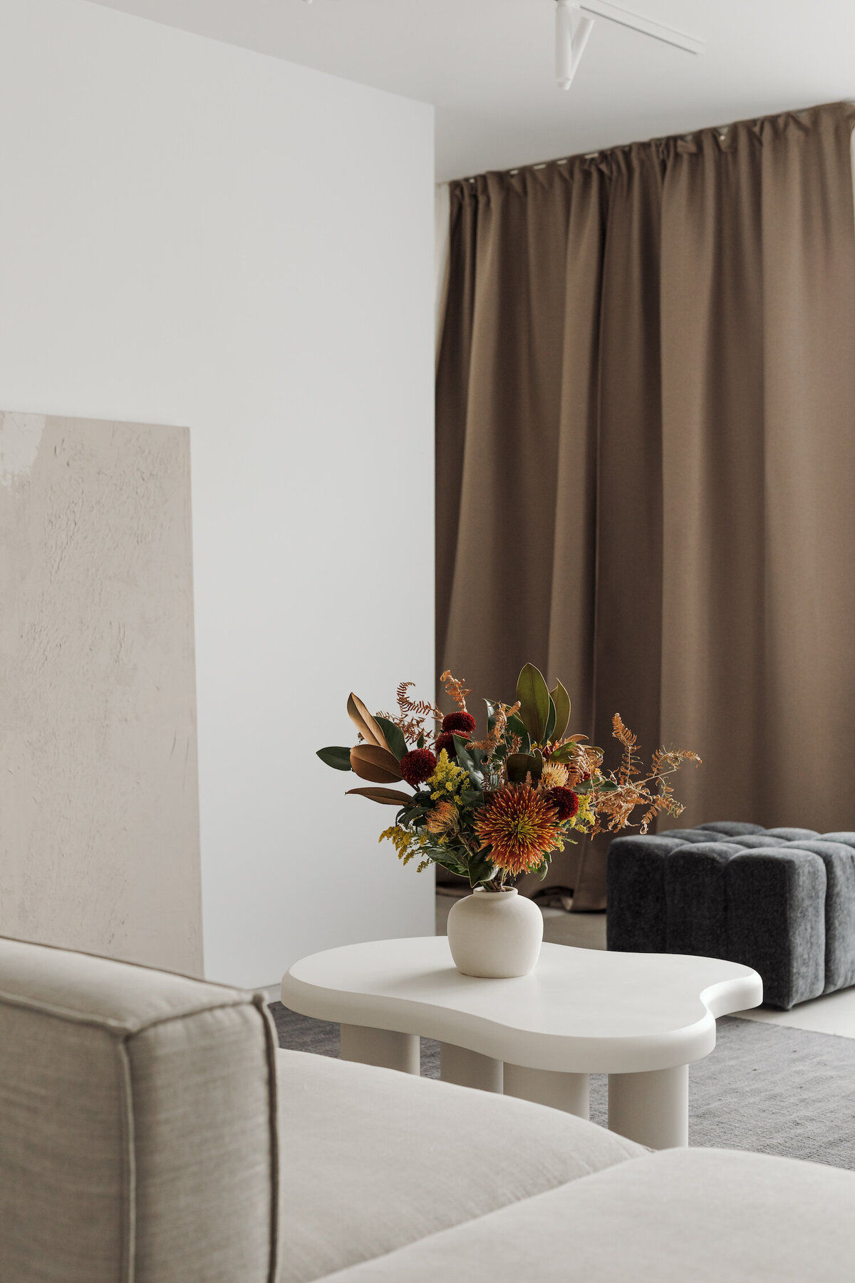 kaboompics_minimalist-living-room-with-a-vase-of-flowers-on-a-white-coffee-table-36967