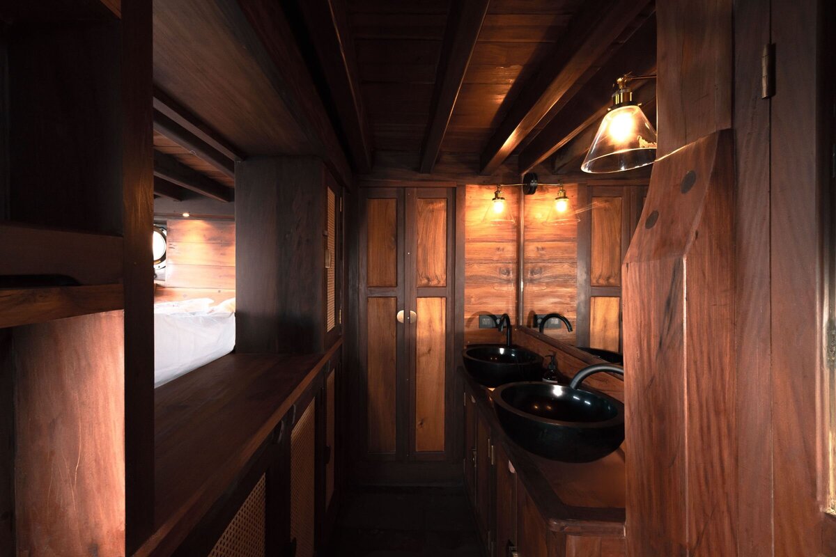 Luxury Yacht Bali - 15_Nataraja_Master-Cabin_Bathroom_Pacific-High-min