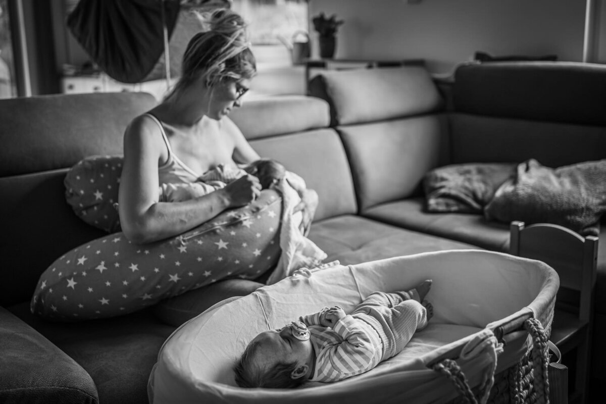 Lifestyle-newborn-foceni-doma_rodinna-fotografka-Praha-vychod_Karolina-Ticha-69