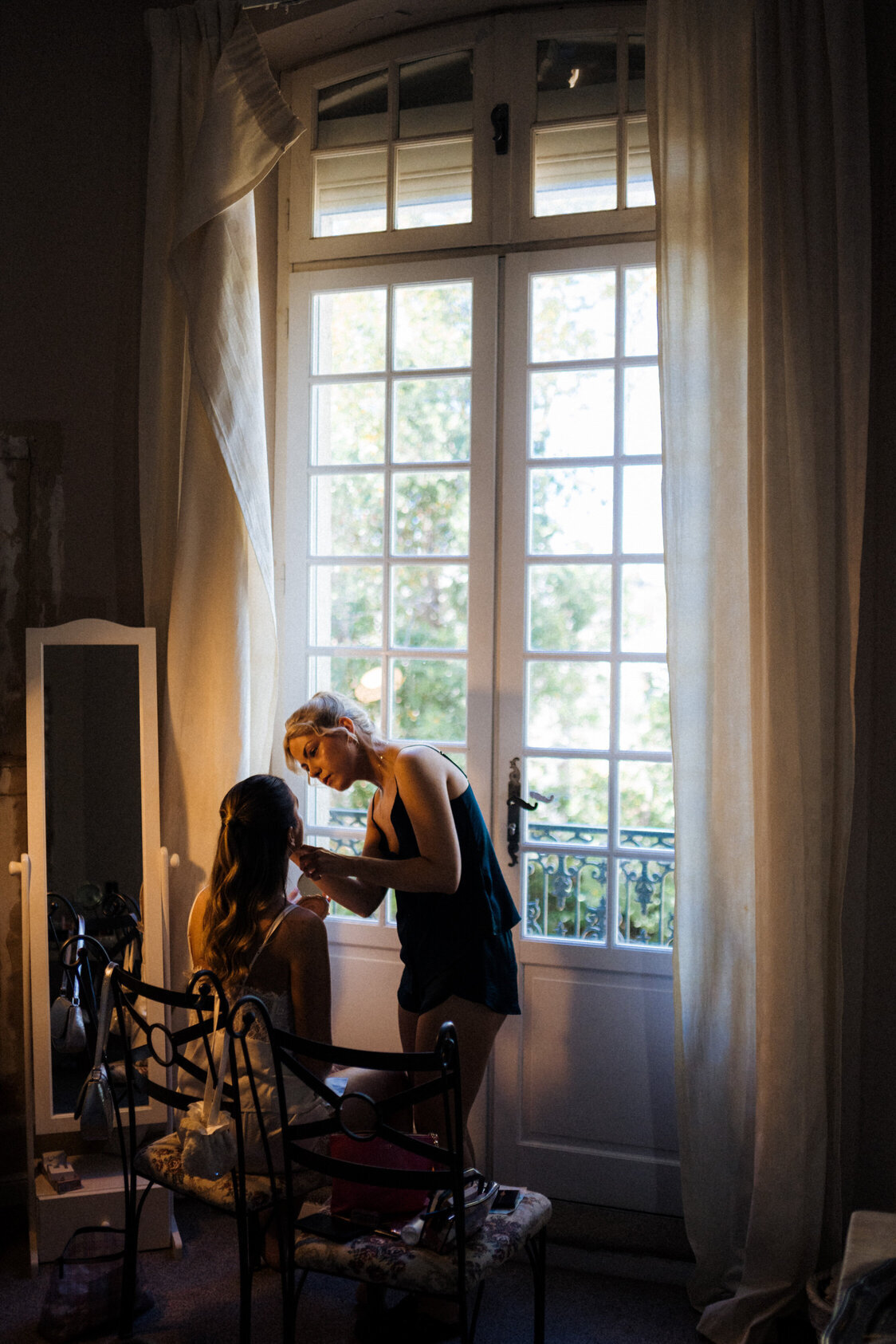bride-getting-ready-chateau-du-puits-es-pratx1