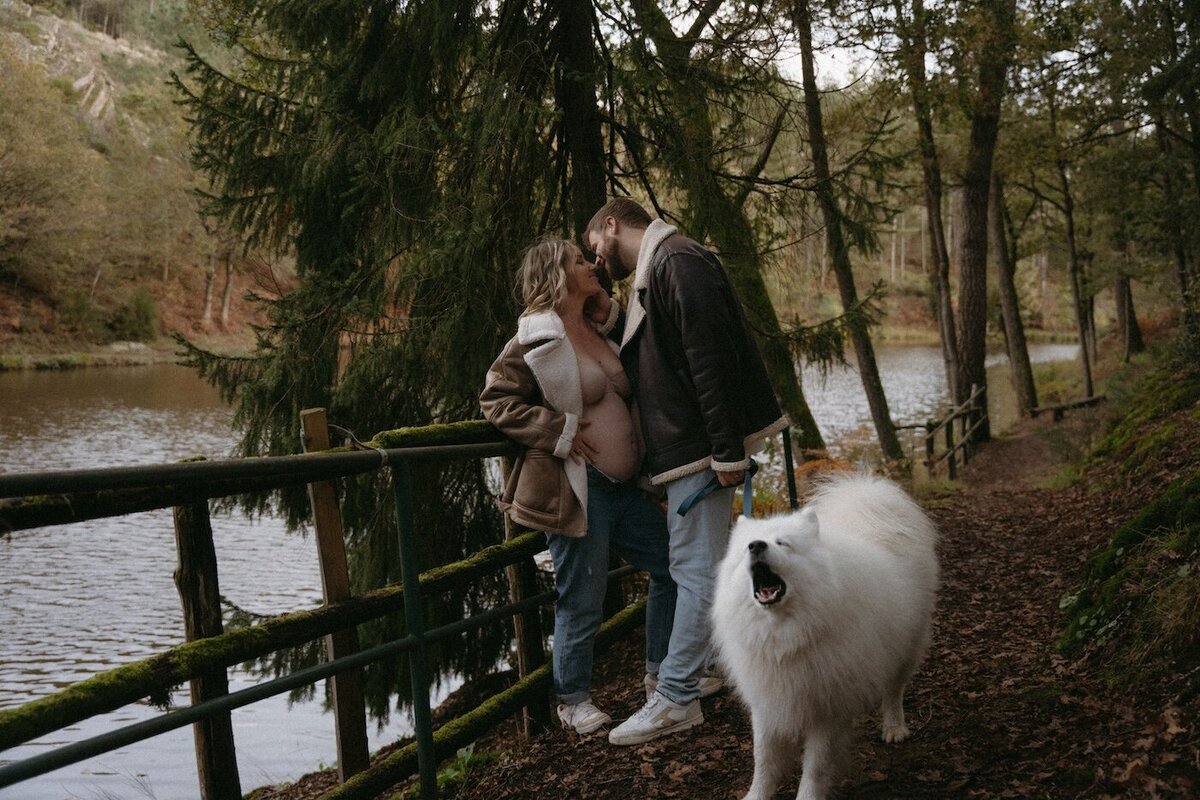 Regard complice et baiser volé entre un couple en compagnie de leur chien. Reportage grosses par Kamescop, à la Chambre du Loup en Bretagne.