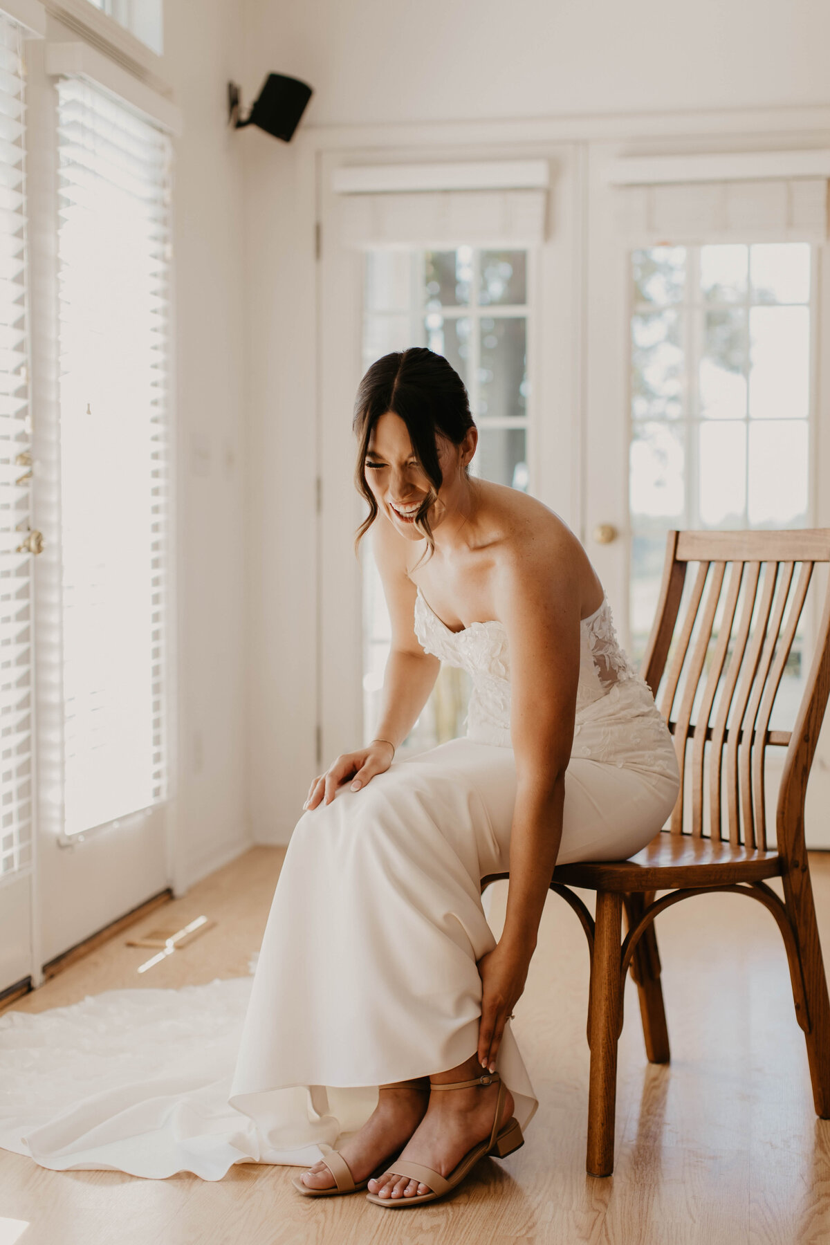Bride putting on wedding shoes. 