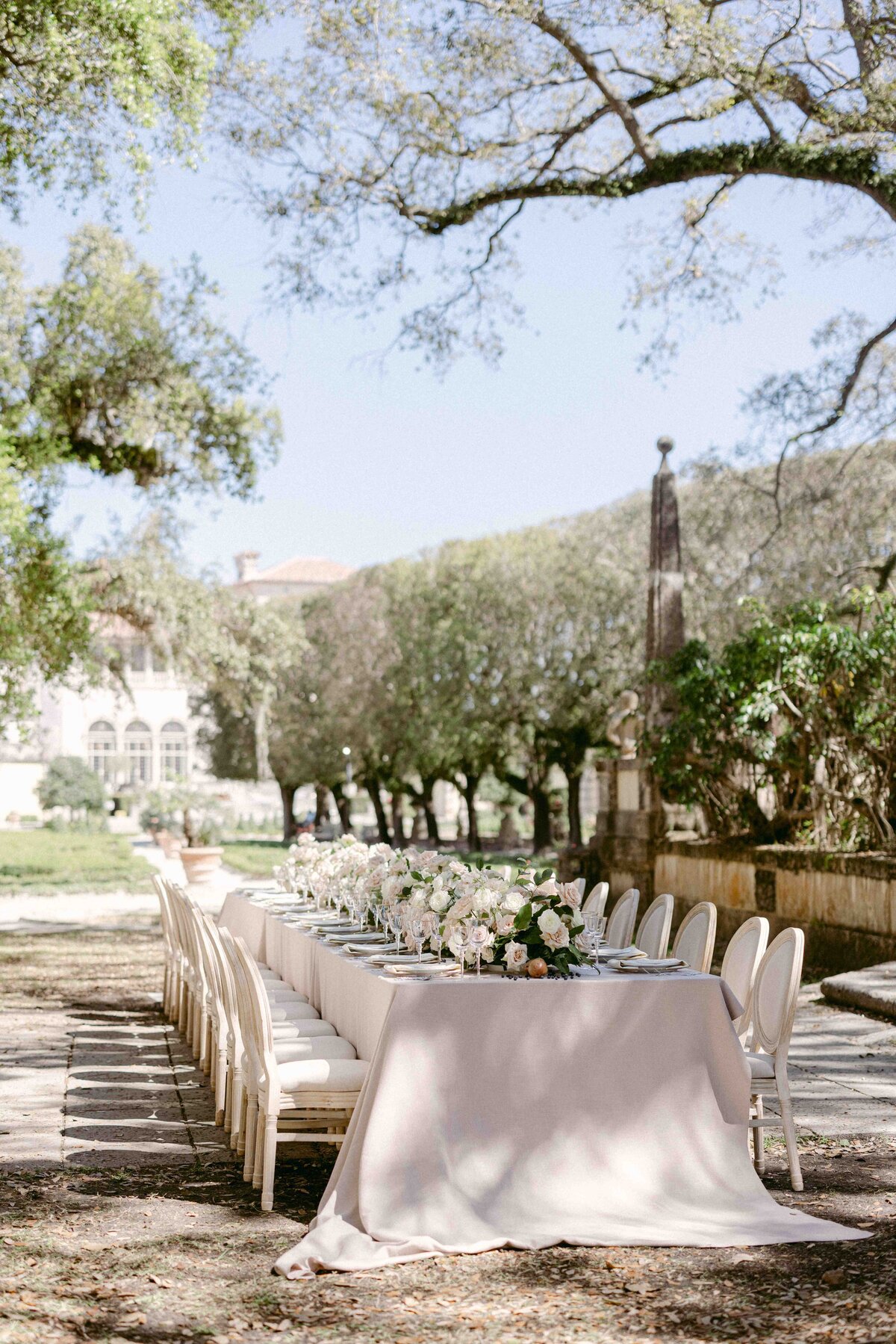 wedding-tablescape-outdoors-at-vizcaya-gardens