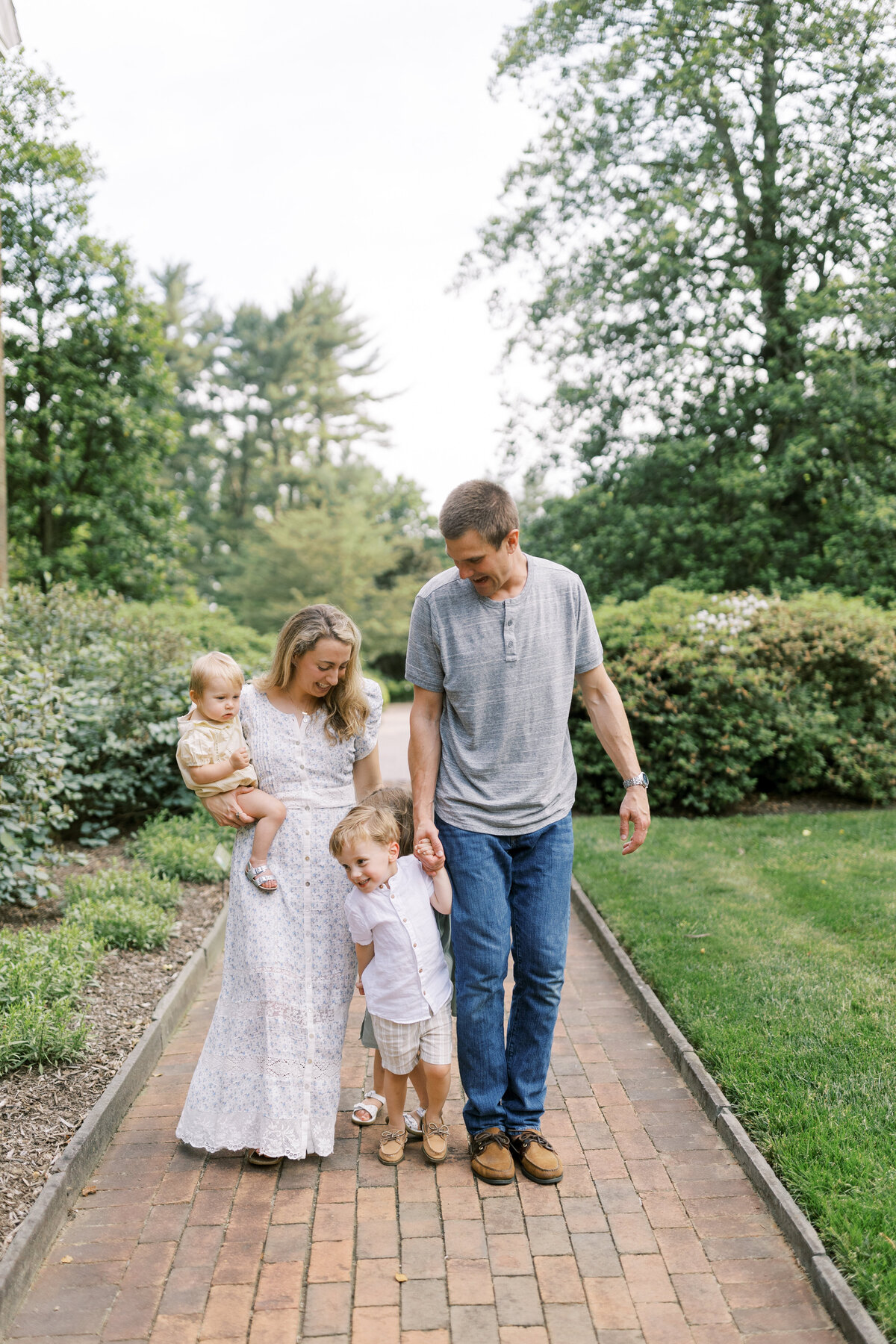 Family portrait session in a Philadelphia park - 26