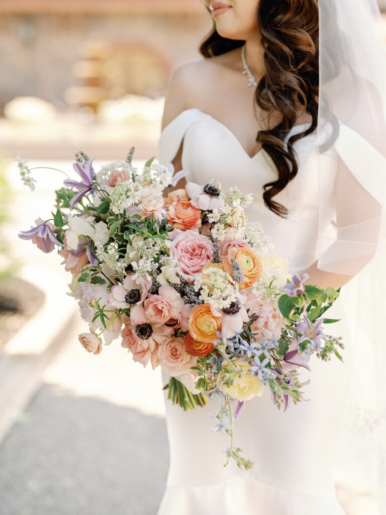 textured flowers , rounded blooms, spring flowers, pastel wedding colors, garden bouquet