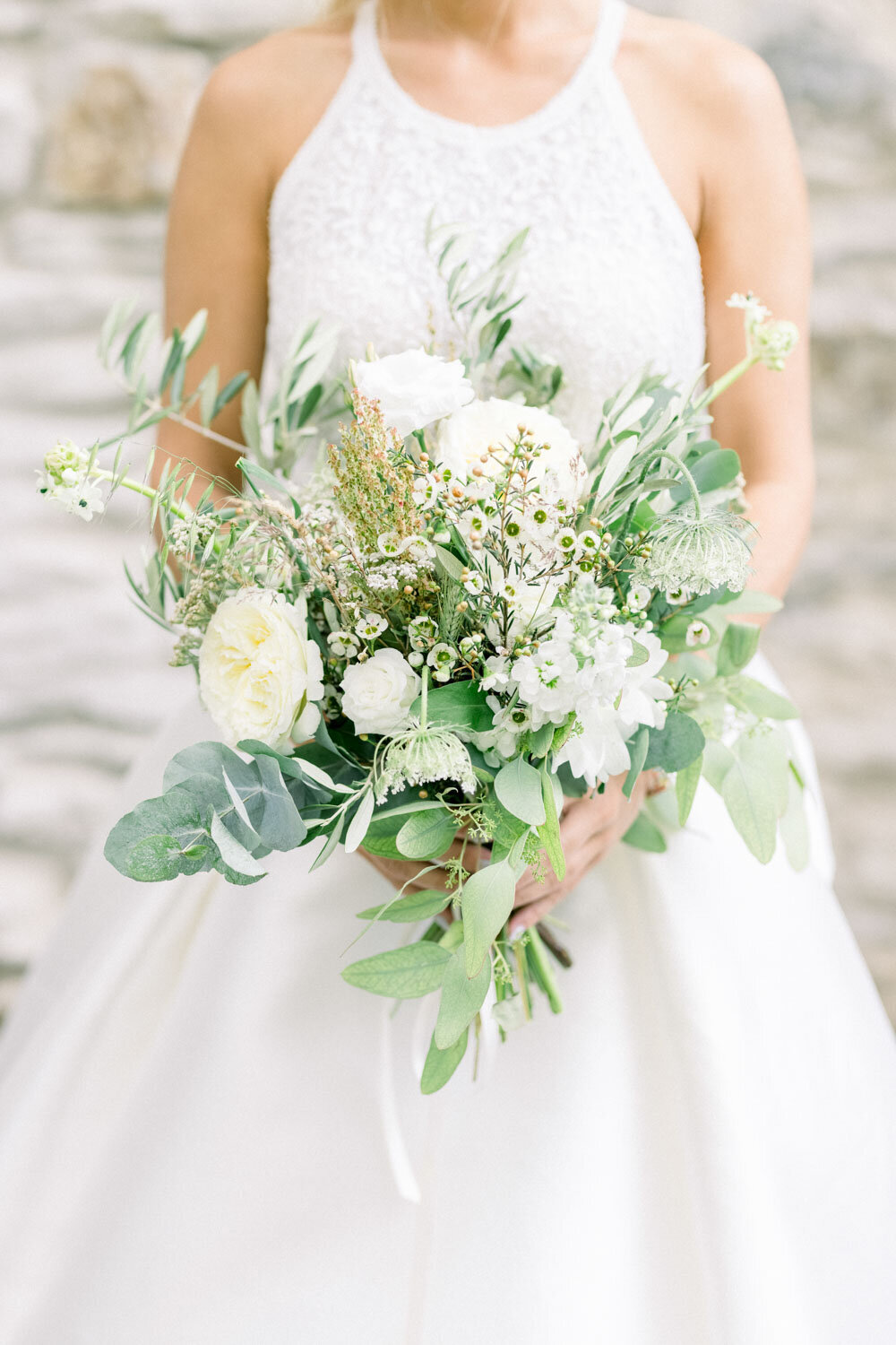 pohled na svatební kytici, kterou drží nevěsta