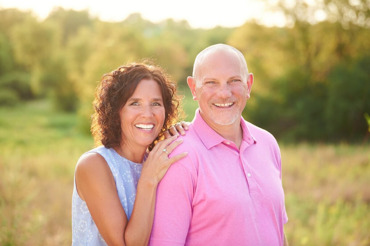 Joyful Senior Picture Photographer Captures Couple in Scenic Outdoor Setting-03