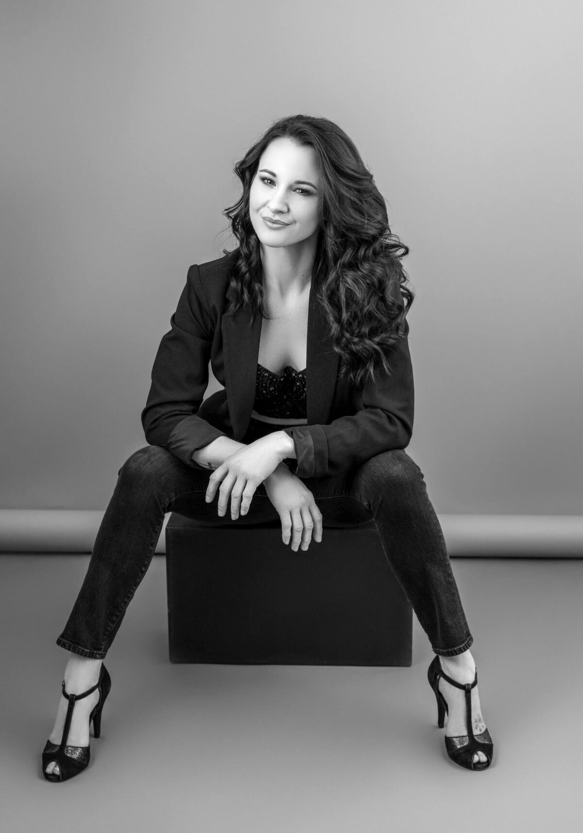 Powerful and Confident Portrait – A modern woman exuding strength in a studio setting.