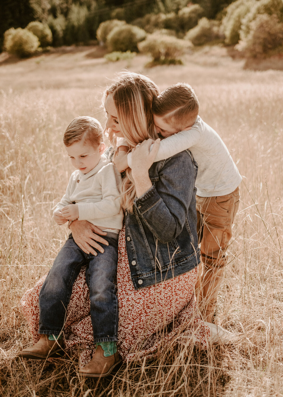 wenatchee photographer - natural light family photos in a field - Abbygale Marie Photography7