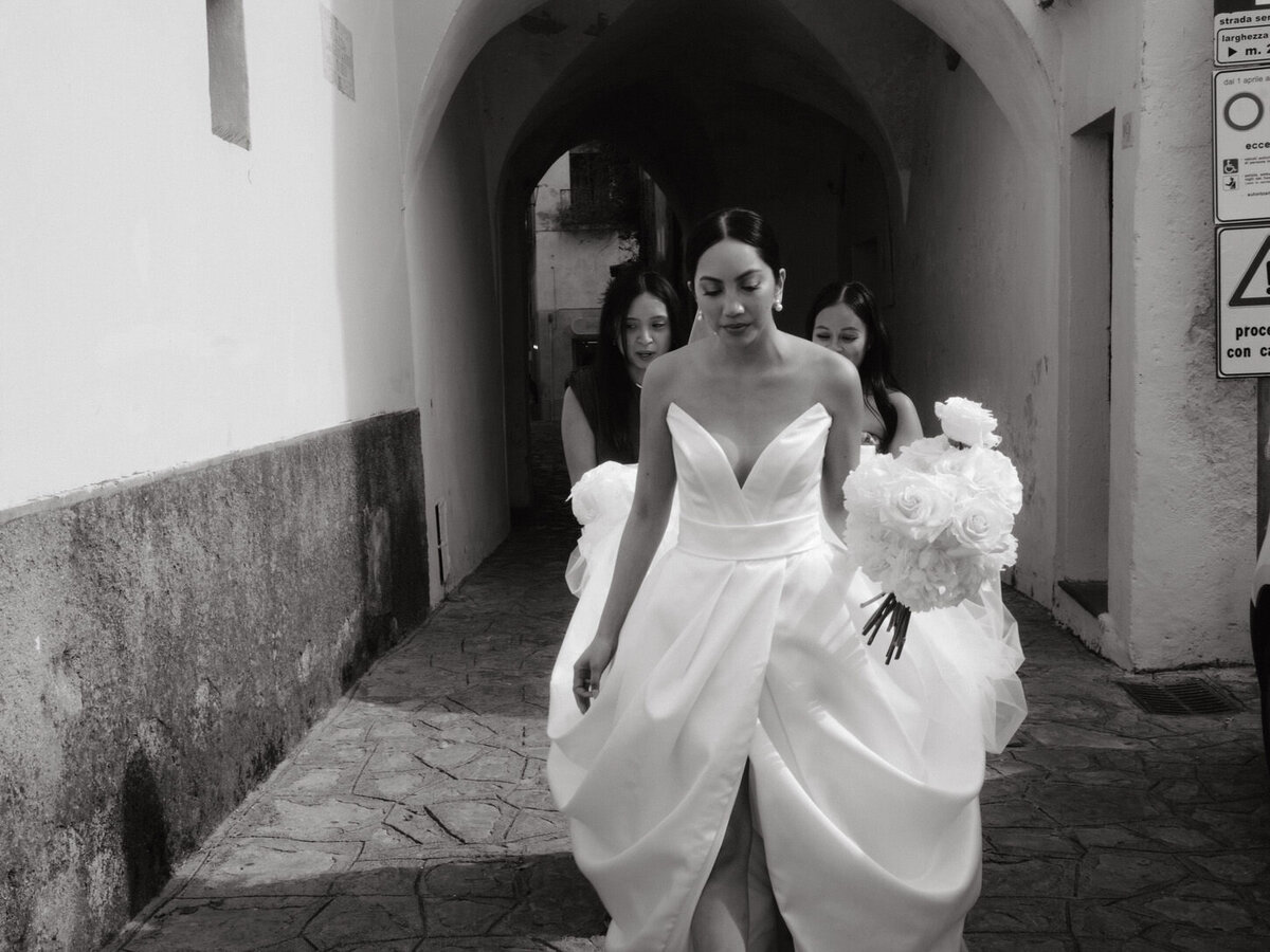 caruso-belmond-hotel-amalfi-coast-ravello-wedding-05-bride-amalfi-archway-jenny-fu-studio