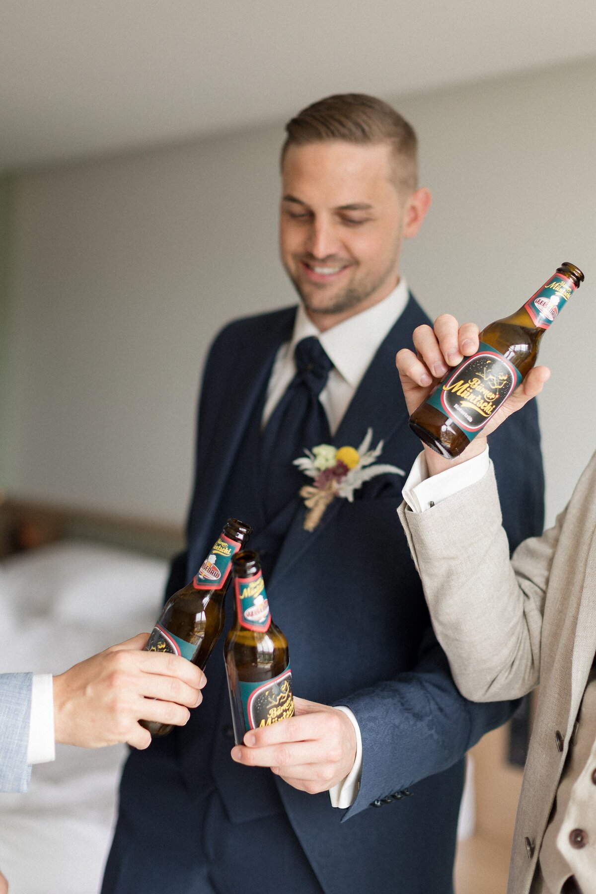 Hochzeit-Getting-Ready-Location-Bern-Bräutigam-Bier-107-1O3A5527