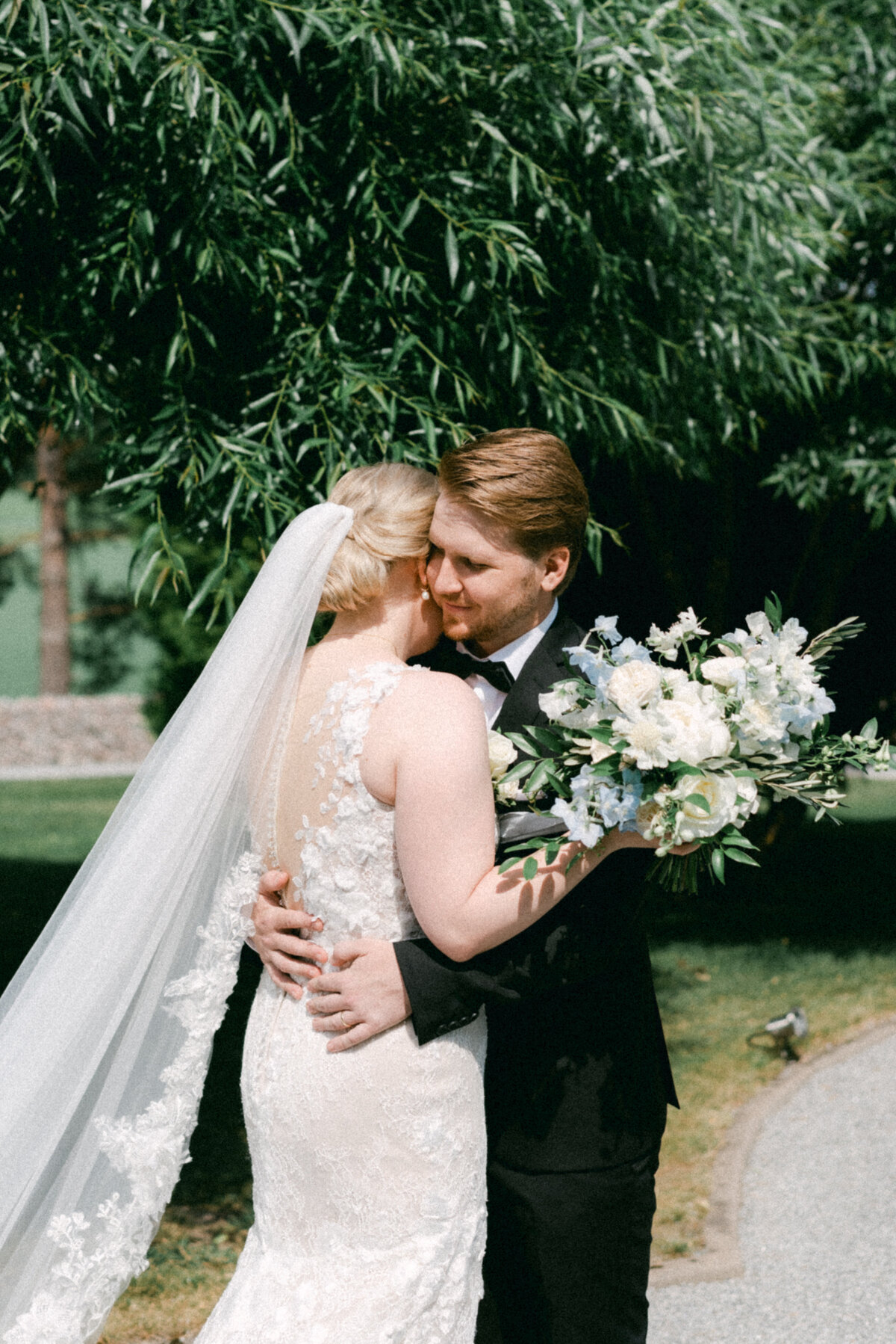 The wedding couple hugging each other photographed by wedding photographer Hannika Gabrielsson.