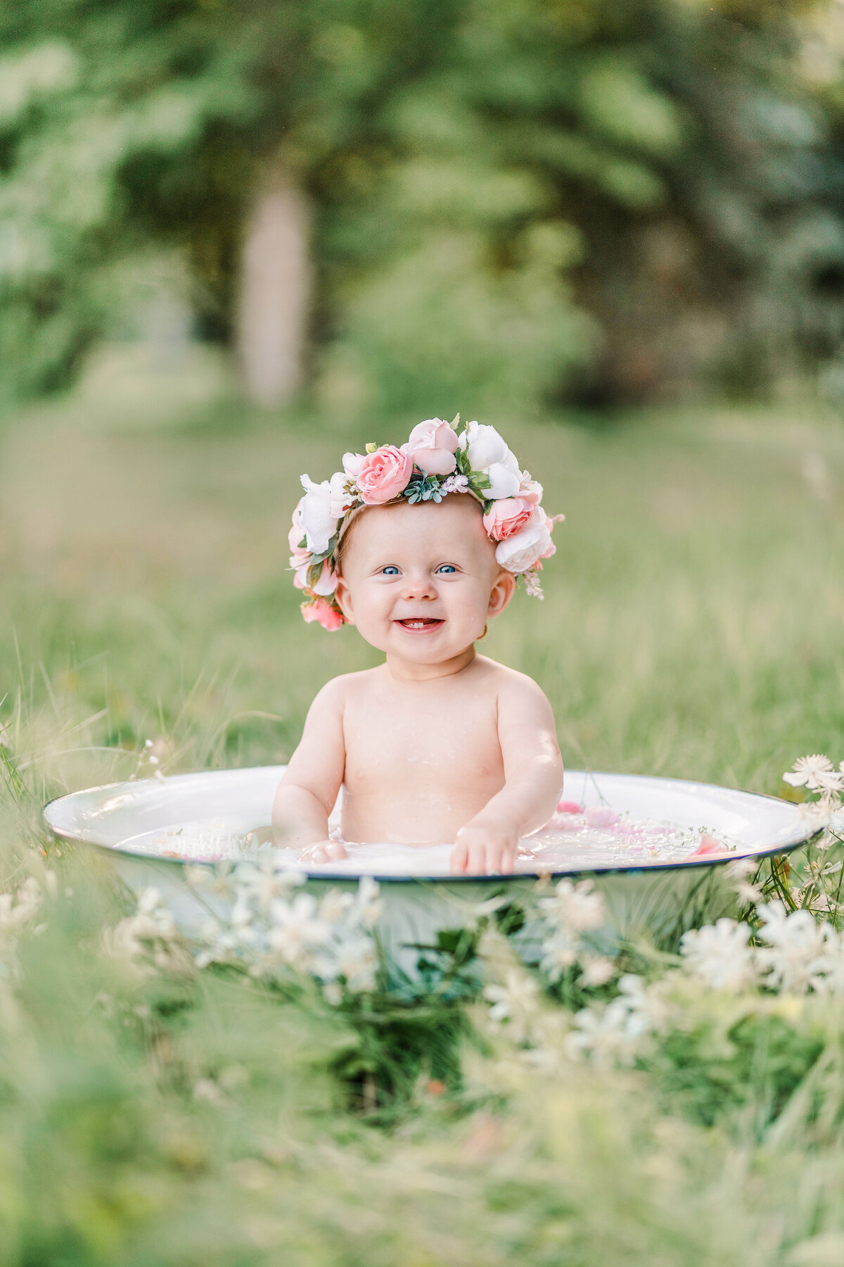 Mjölkbad baby med blommor gnosjö