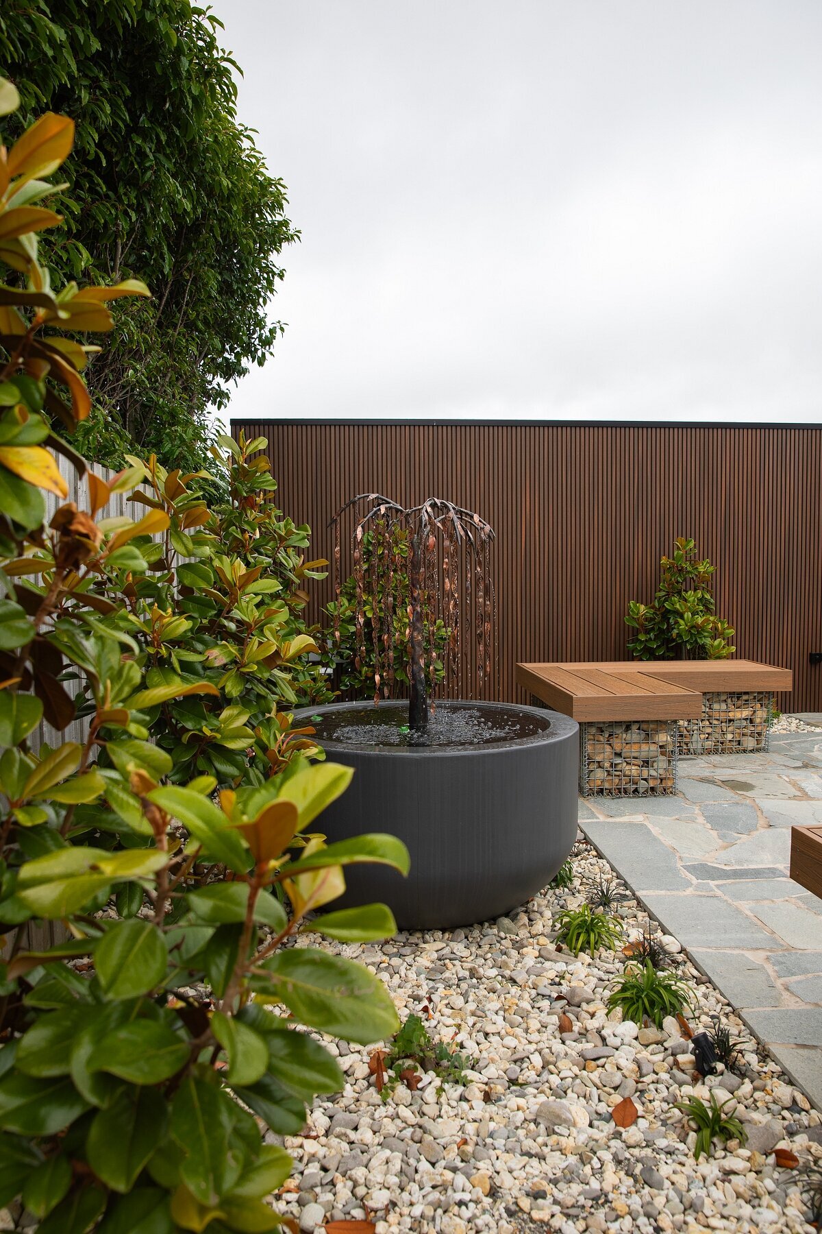 Outdoor Garden design with large pot and paving by Total landscapes & design Warrnambool