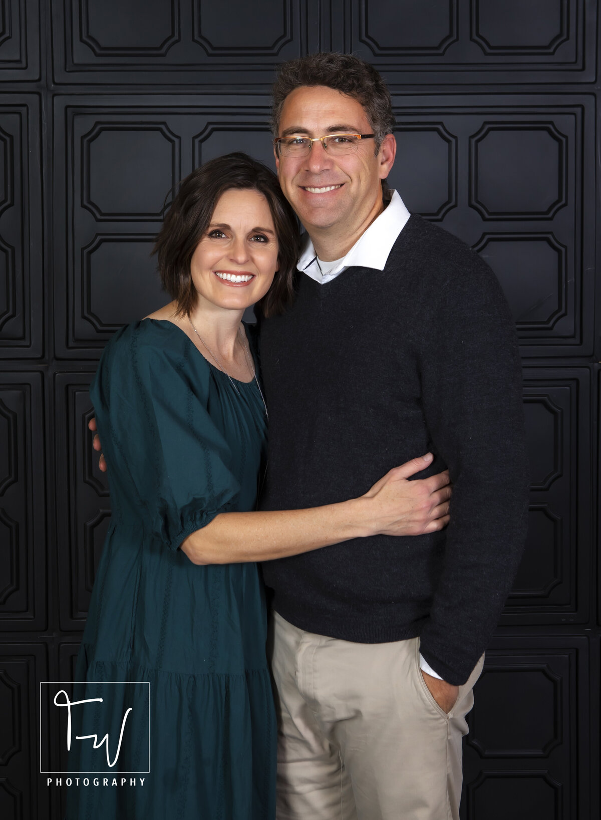 TanniWengerPhotographyStudio_JohnDayOregonPhotography_FamilyPhotos_StudioPhotos_HusbandWifePhotos