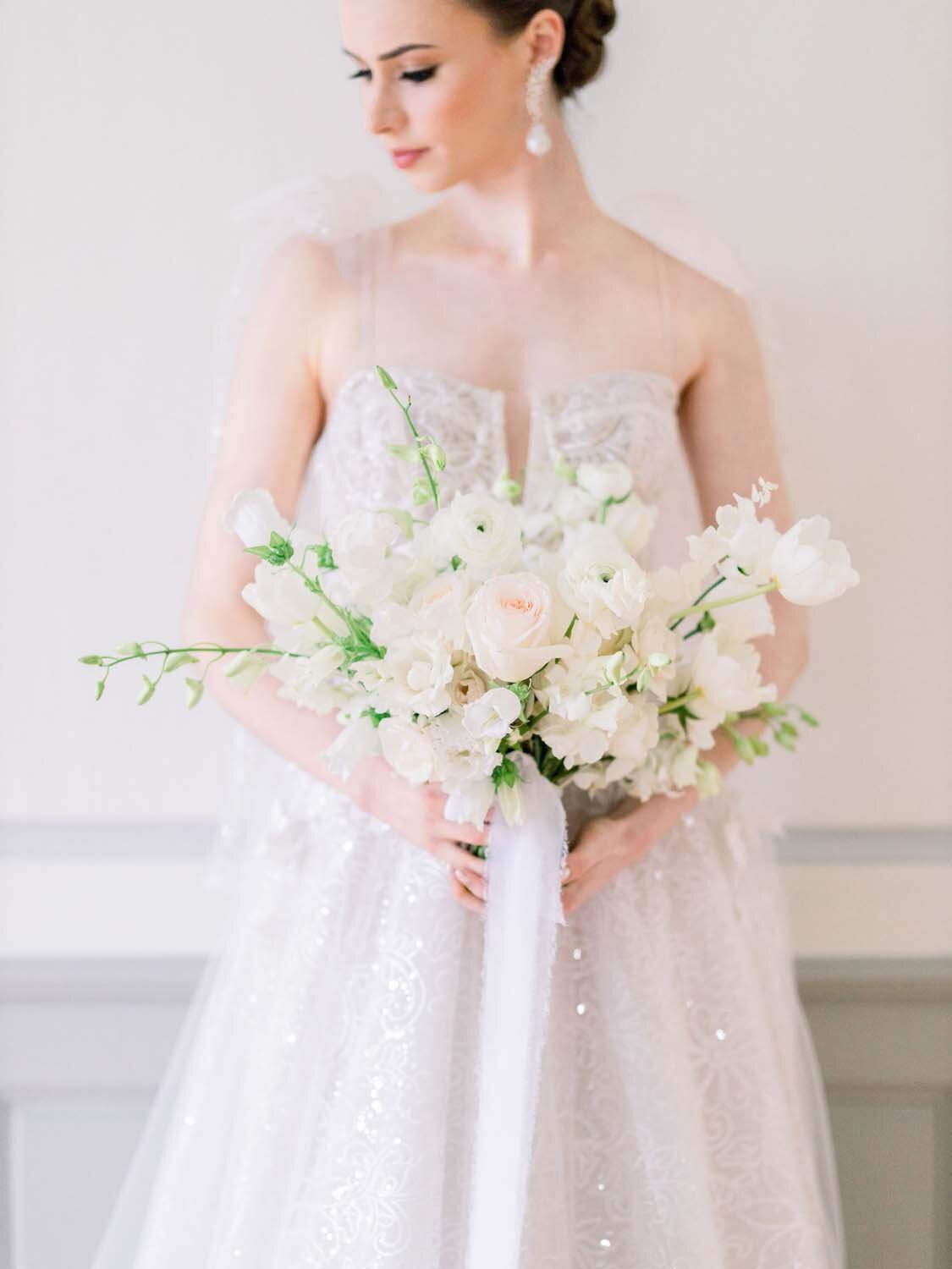 Parisian couture wedding in Black and White at chateau de Bonaventure Paris Veronique Lorre floral designer Aude lucas13
